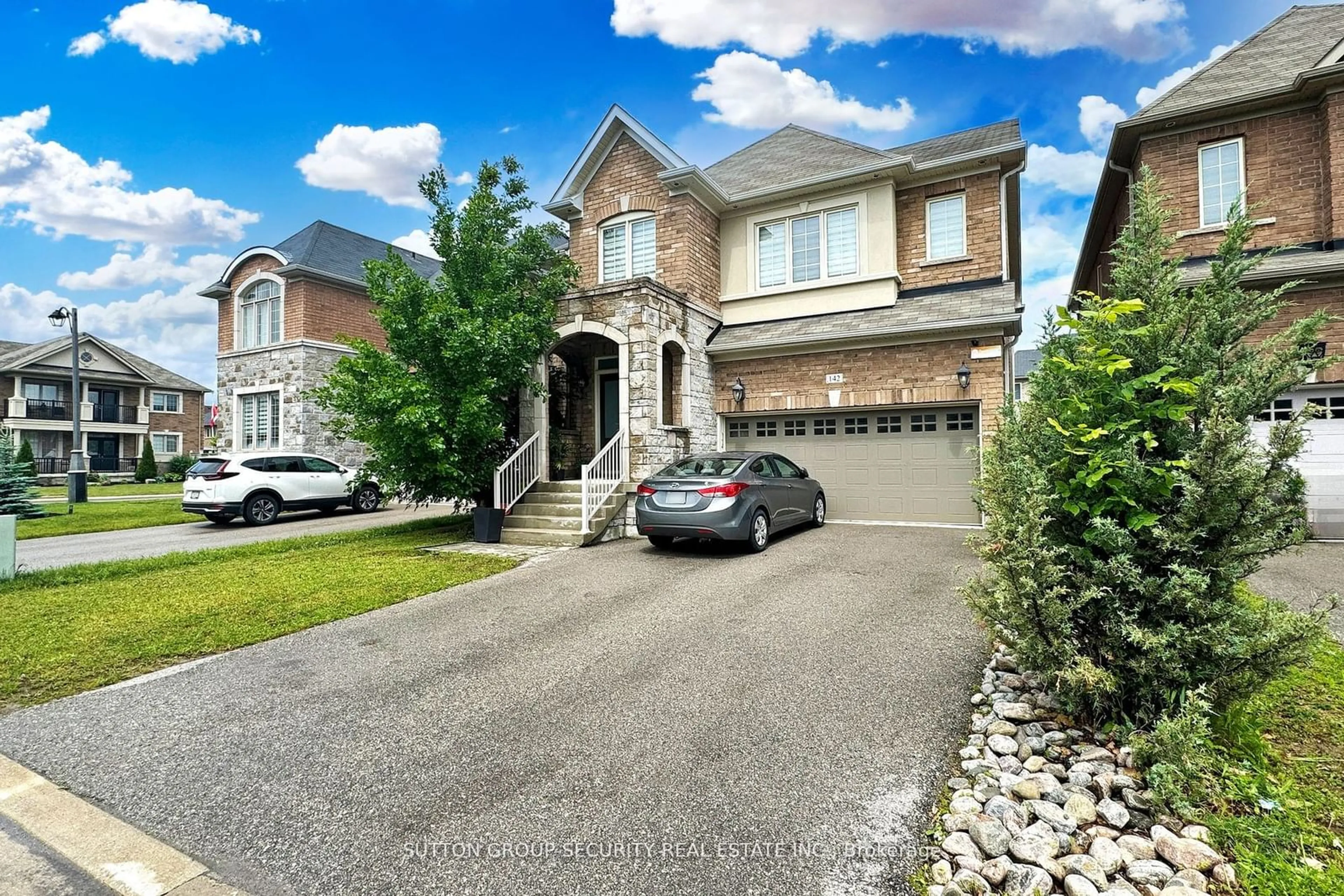 A pic from exterior of the house or condo for 142 McCann Cres, Bradford West Gwillimbury Ontario L3Z 2A5