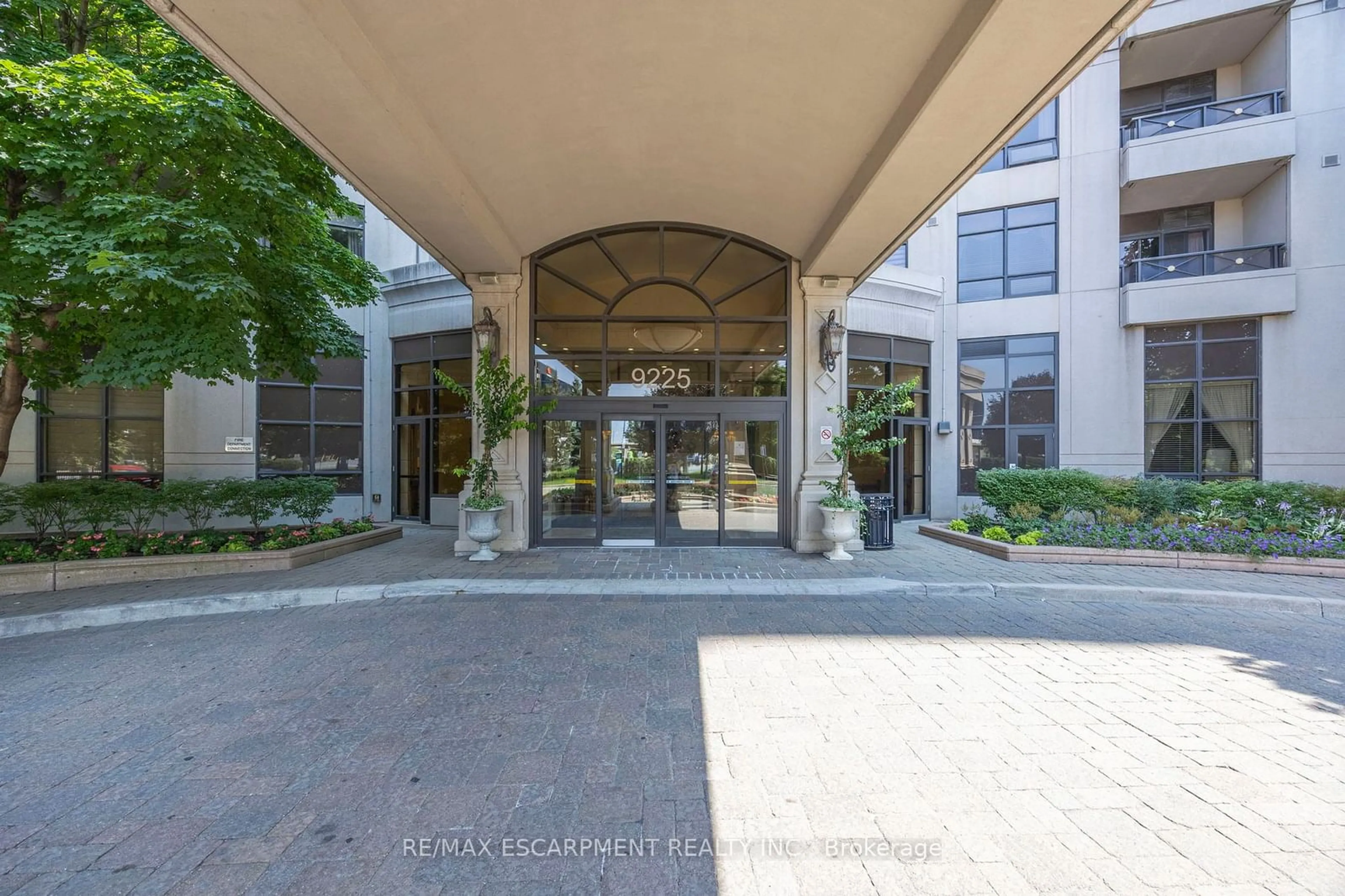 Indoor foyer for 9225 Jane St #206, Vaughan Ontario L6A 0J7