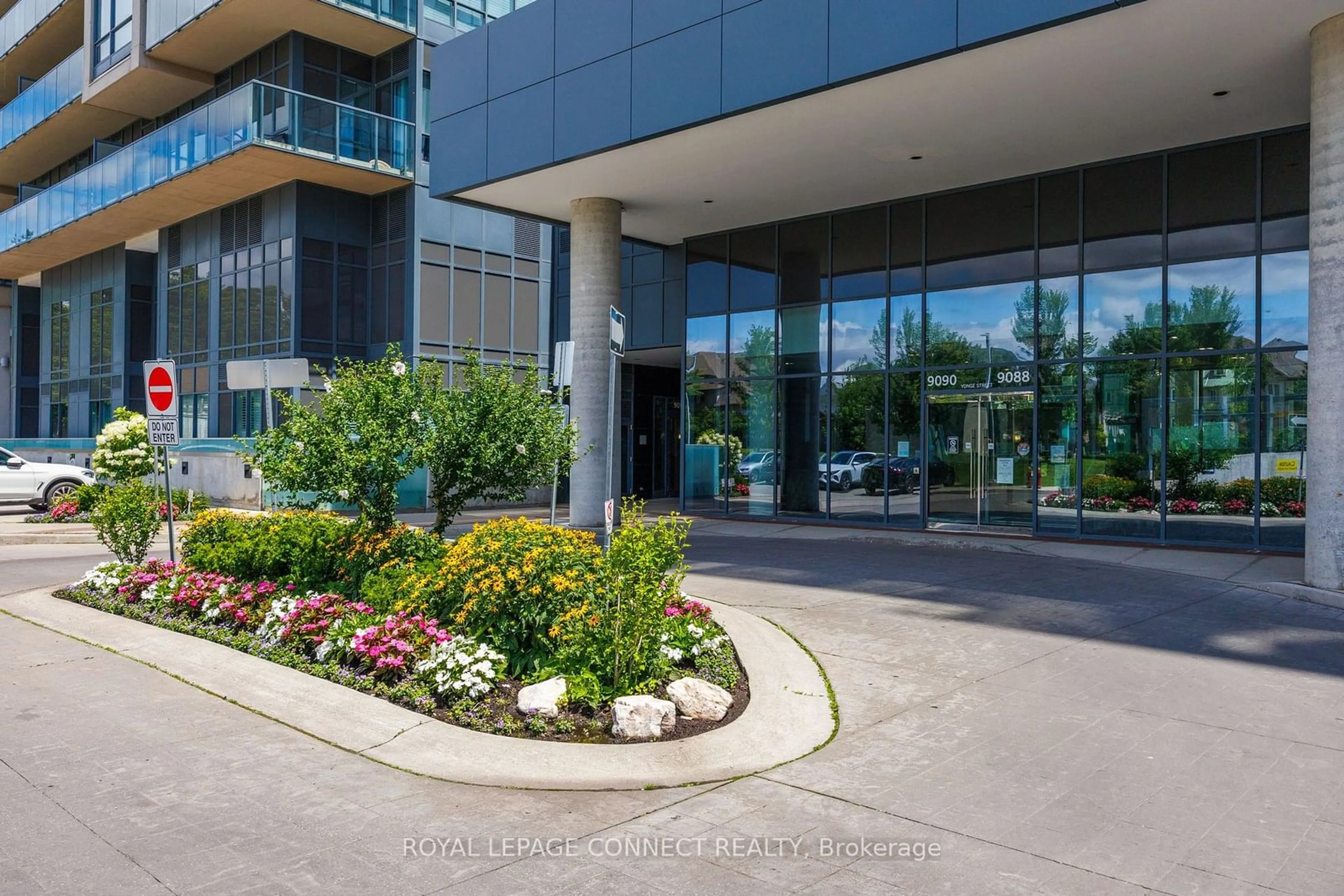 Indoor foyer for 9090 Yonge St #509B, Richmond Hill Ontario L4C 0Z1
