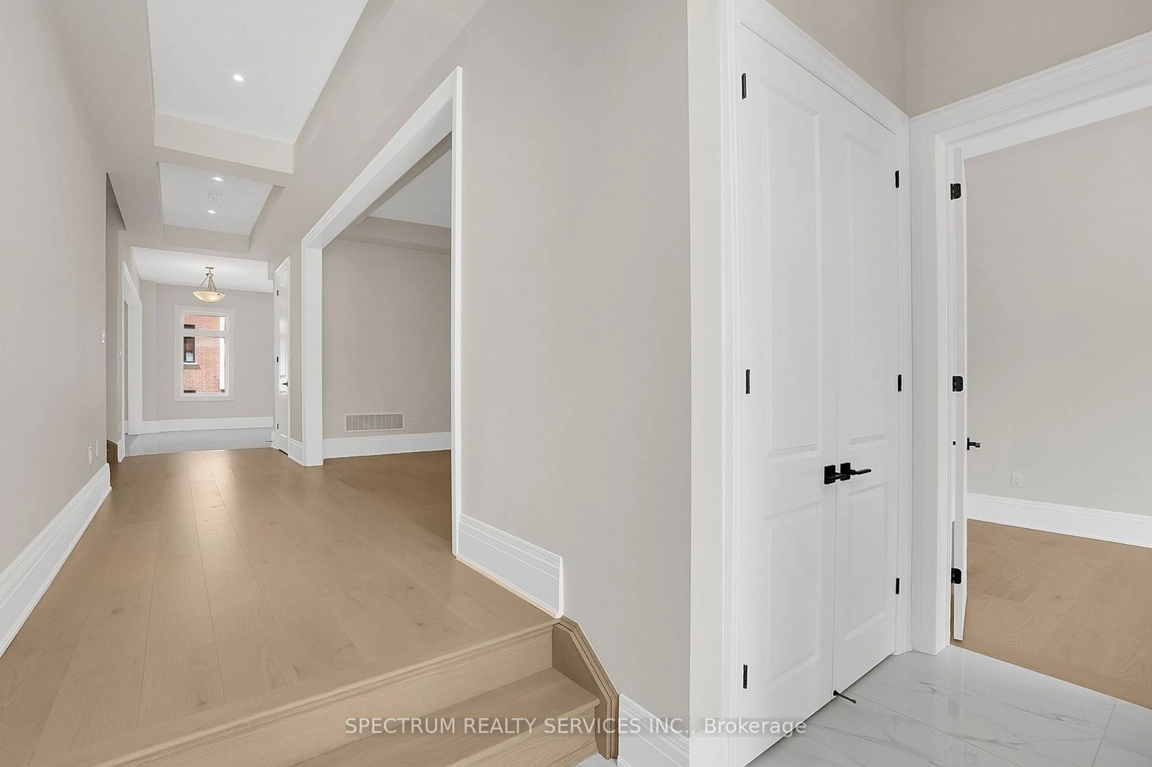 Indoor entryway for 32 Royal Hill (Lot 16) Crt, Aurora Ontario L4G 6W4