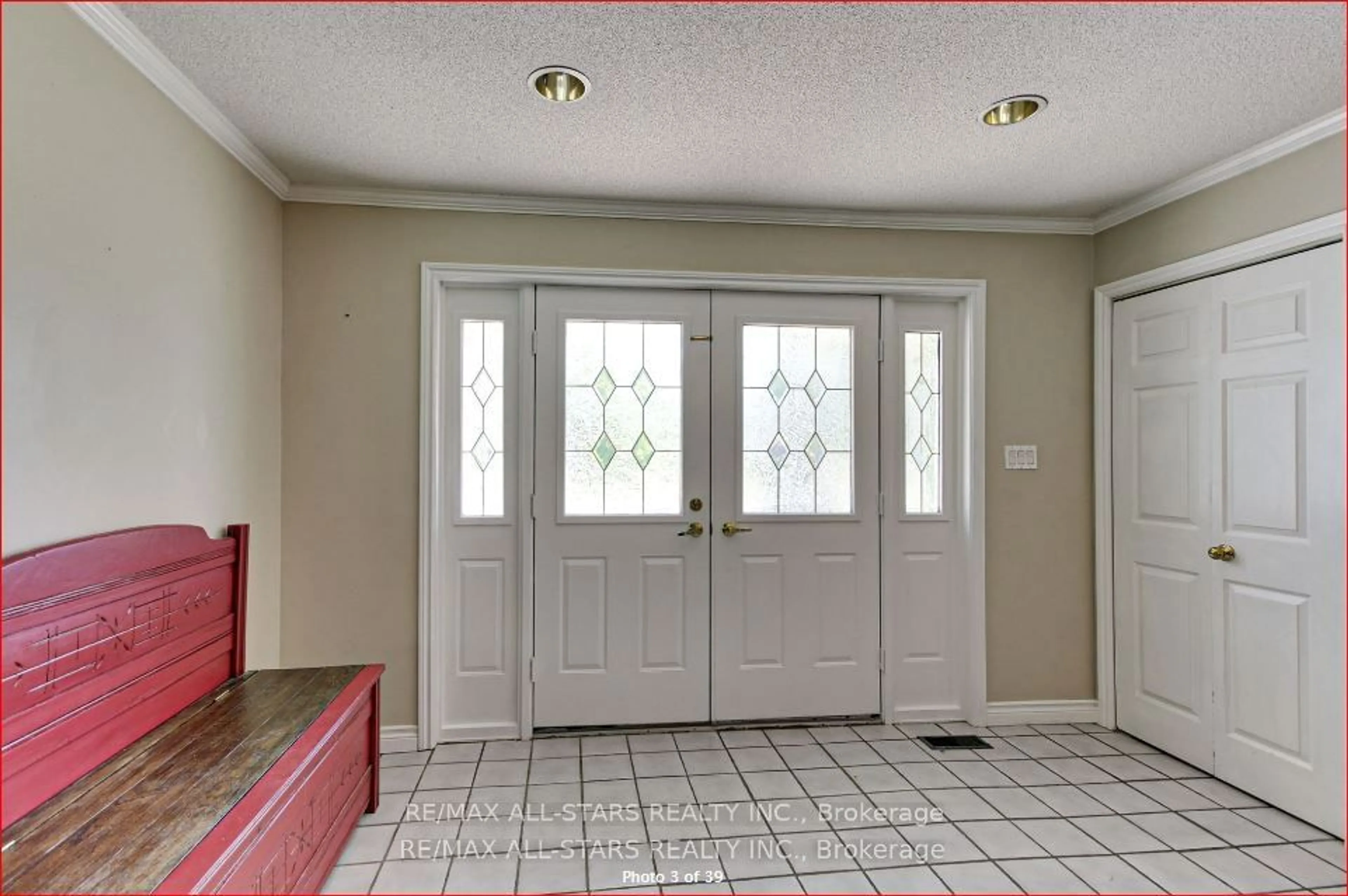 Indoor entryway for 20 Smith Dr, Uxbridge Ontario L0E 1E0