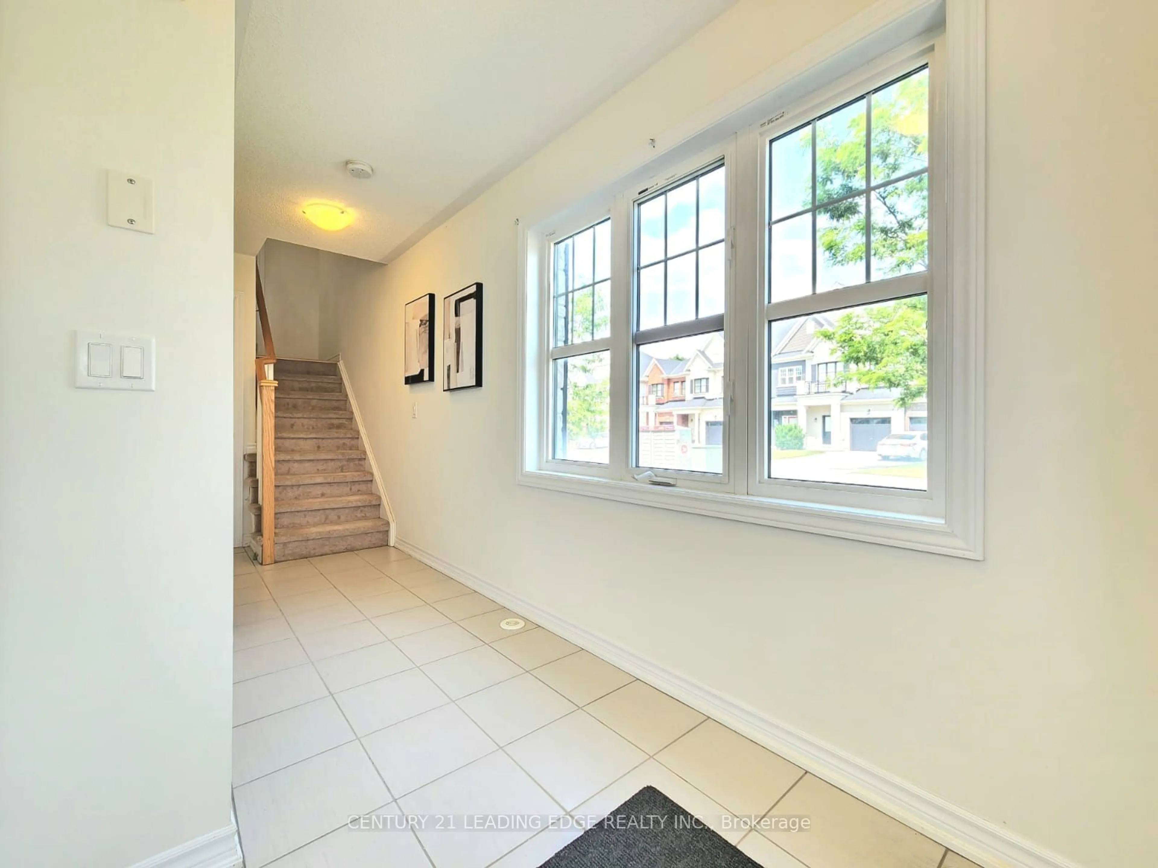 Indoor entryway for 55 Bert Tait Lane, Whitchurch-Stouffville Ontario L4A 1Y1