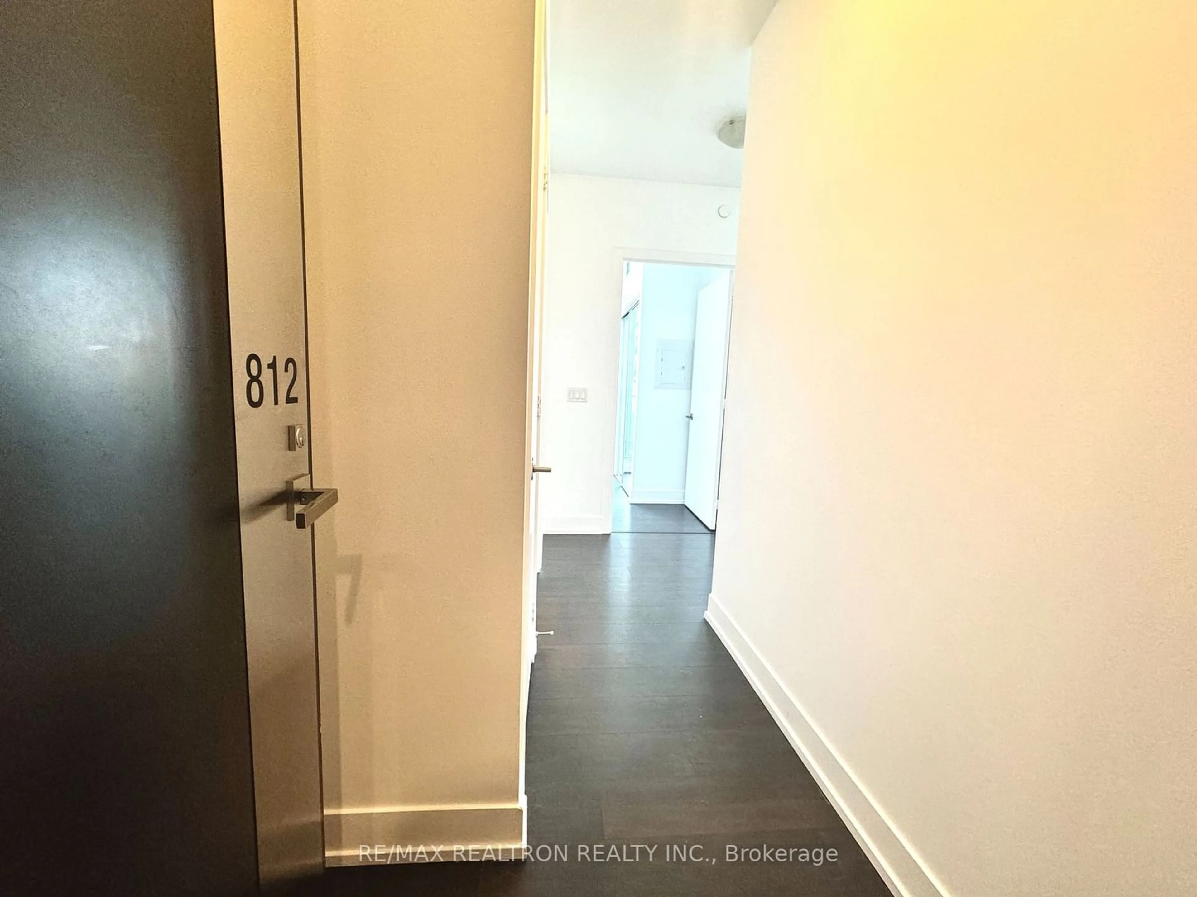 Indoor entryway for 9471 Yonge St #812, Richmond Hill Ontario L4C 0Z5
