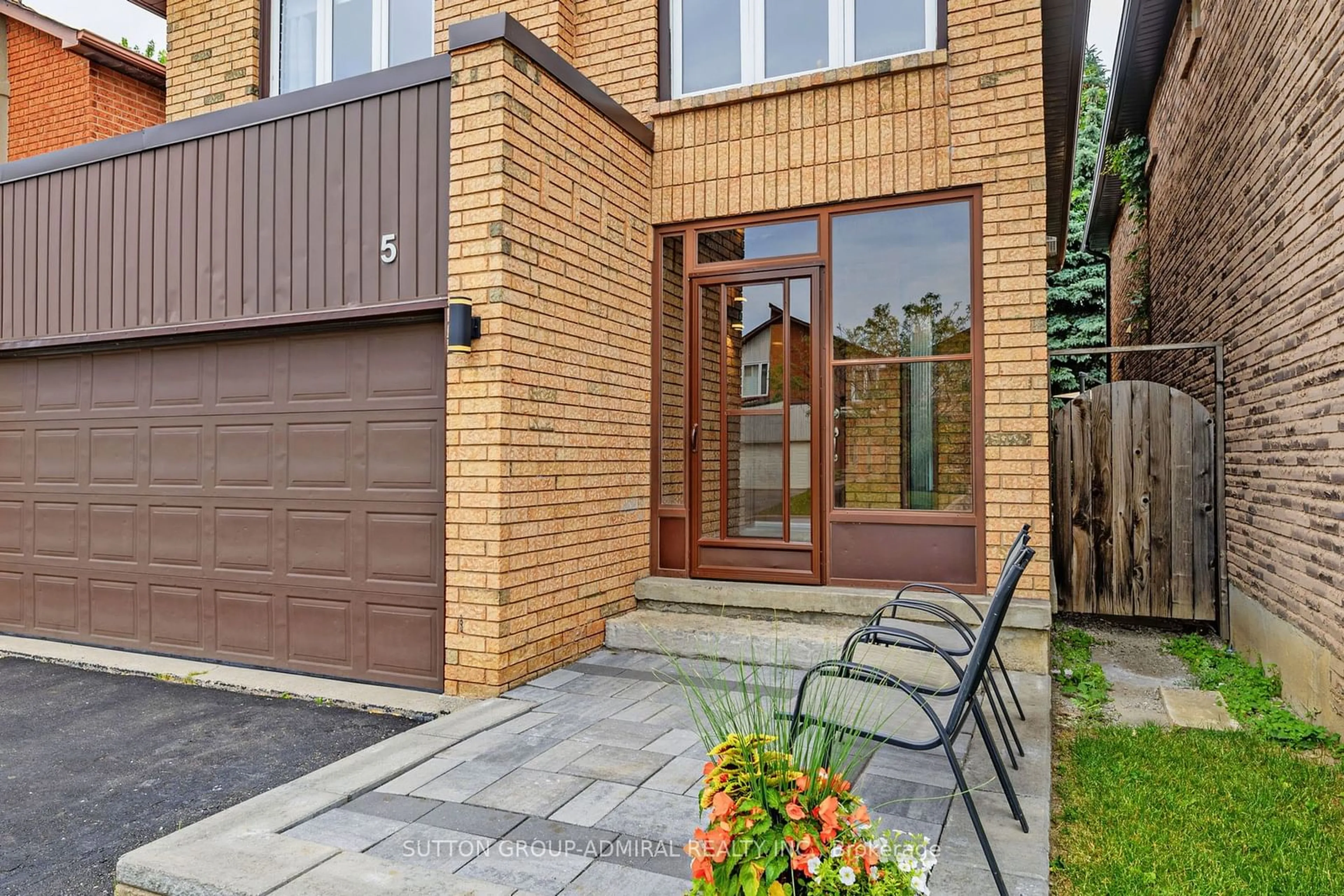 Home with brick exterior material for 5 Kimbergate Way, Vaughan Ontario L4J 6R6