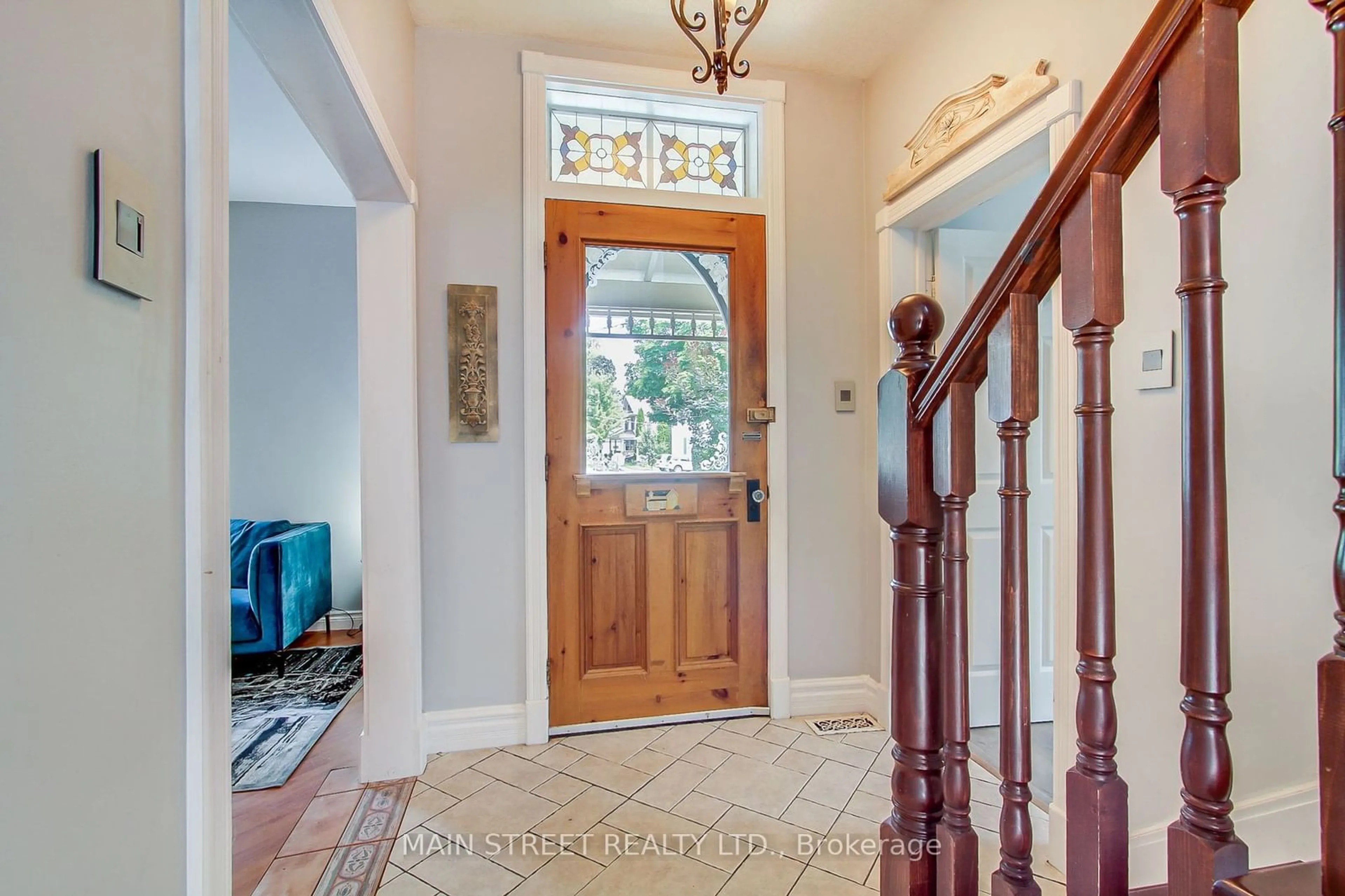 Indoor entryway for 422 Tecumseth St, Newmarket Ontario L3Y 2B1