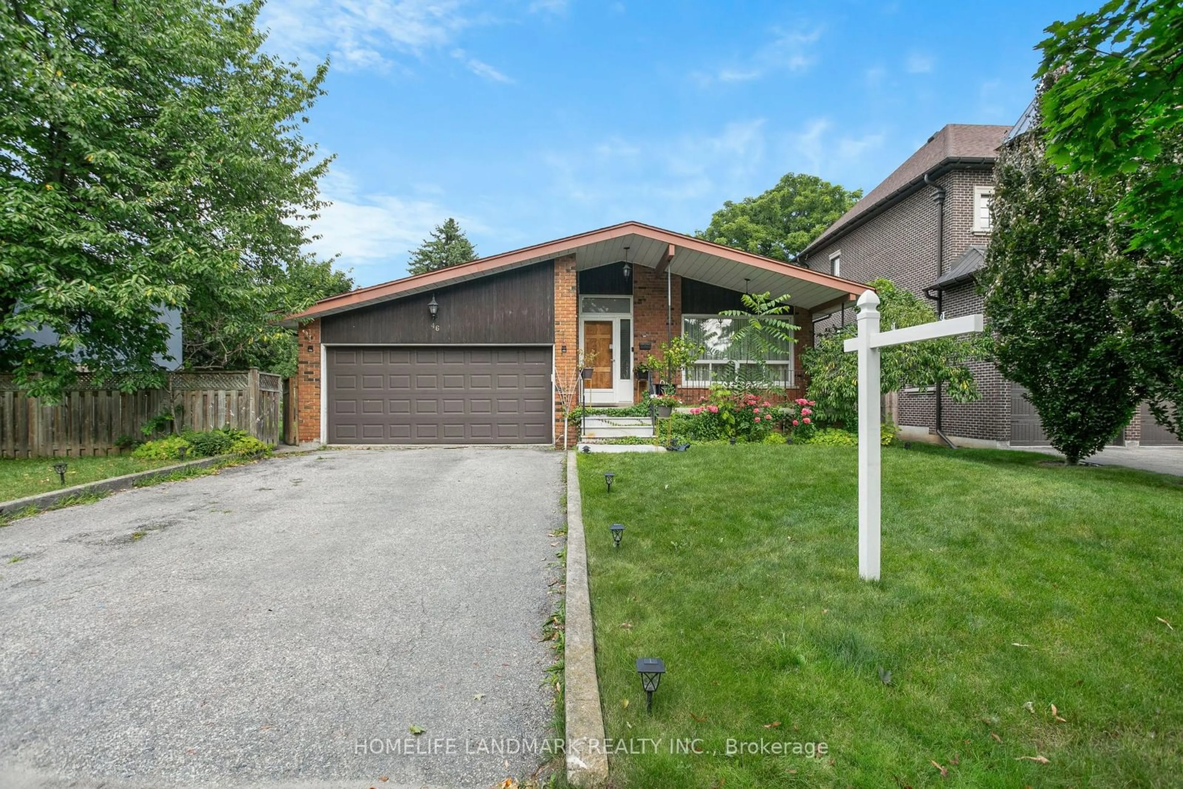 Frontside or backside of a home for 46 Sunnywood Cres, Richmond Hill Ontario L4C 6W3