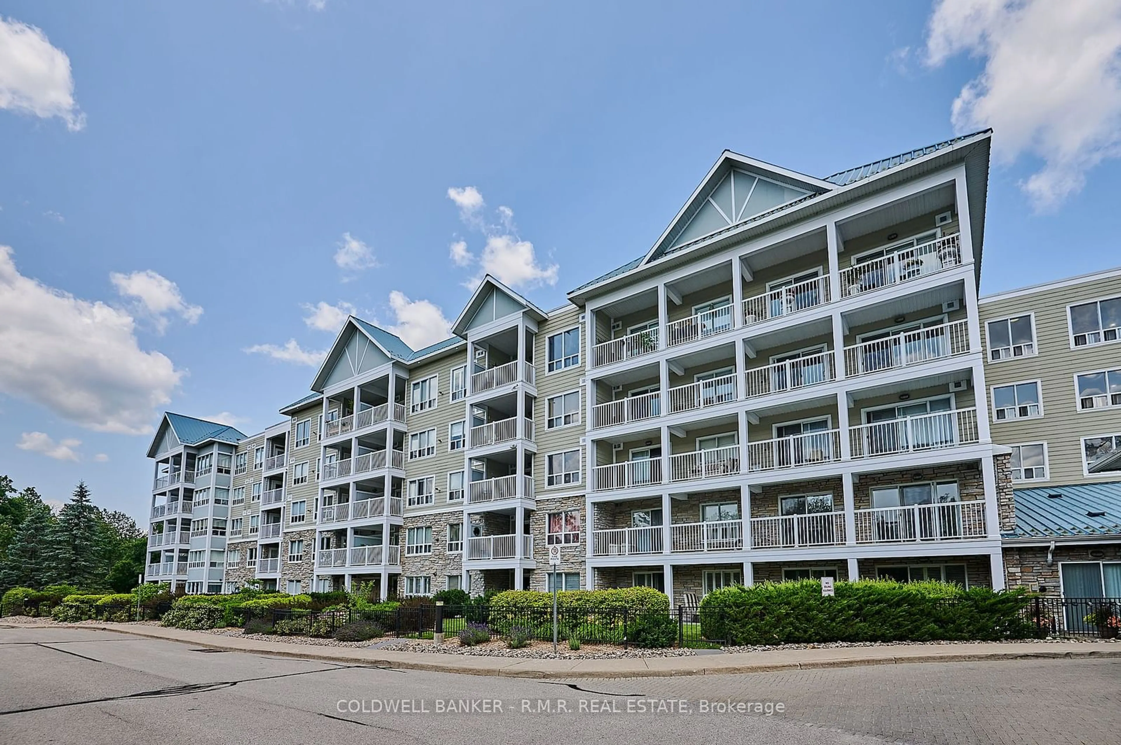 A pic from exterior of the house or condo for 900 Bogart Mill Tr #524, Newmarket Ontario L3Y 8V5