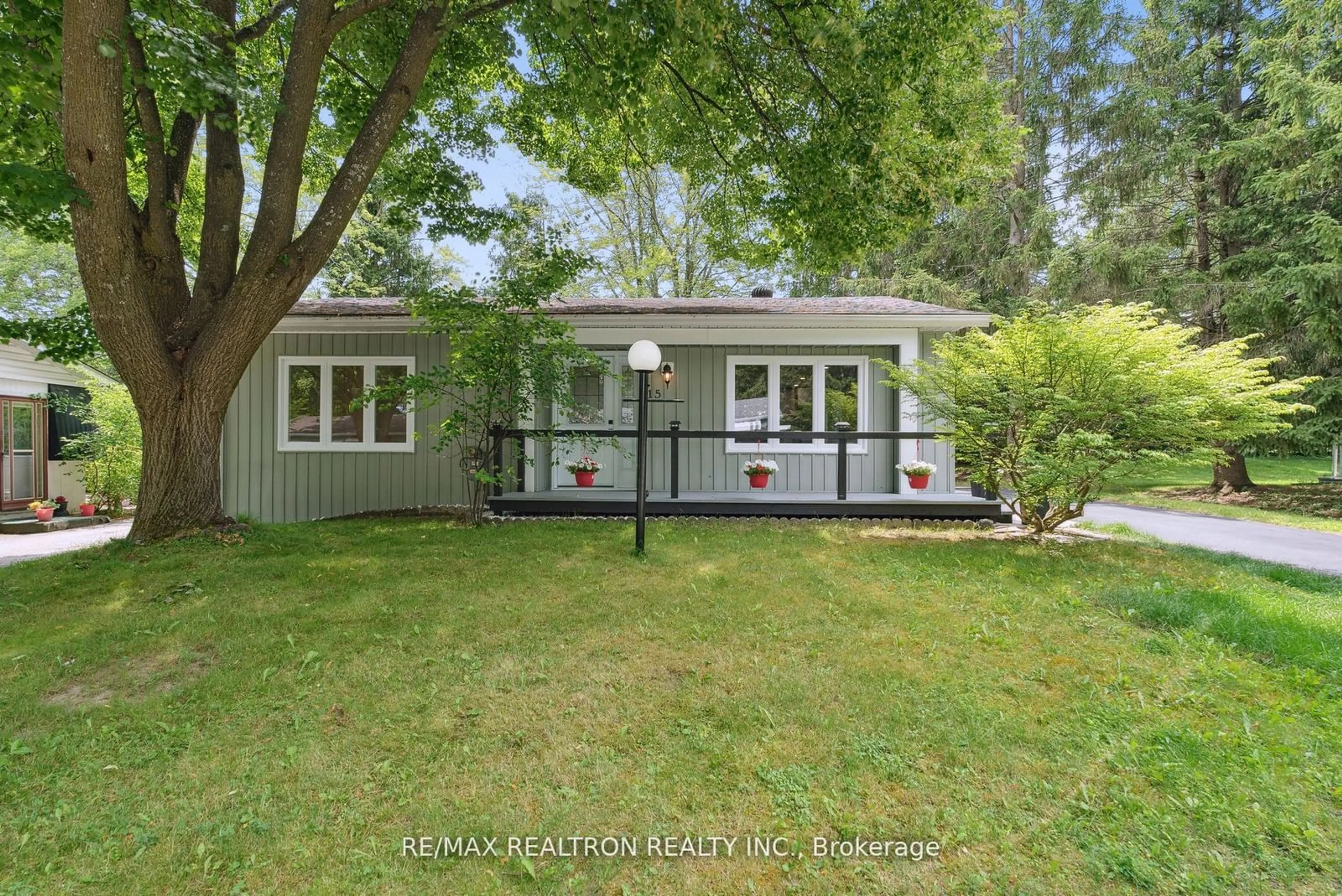 Outside view for 15 Cherrywood Lane, Innisfil Ontario L9S 1M6