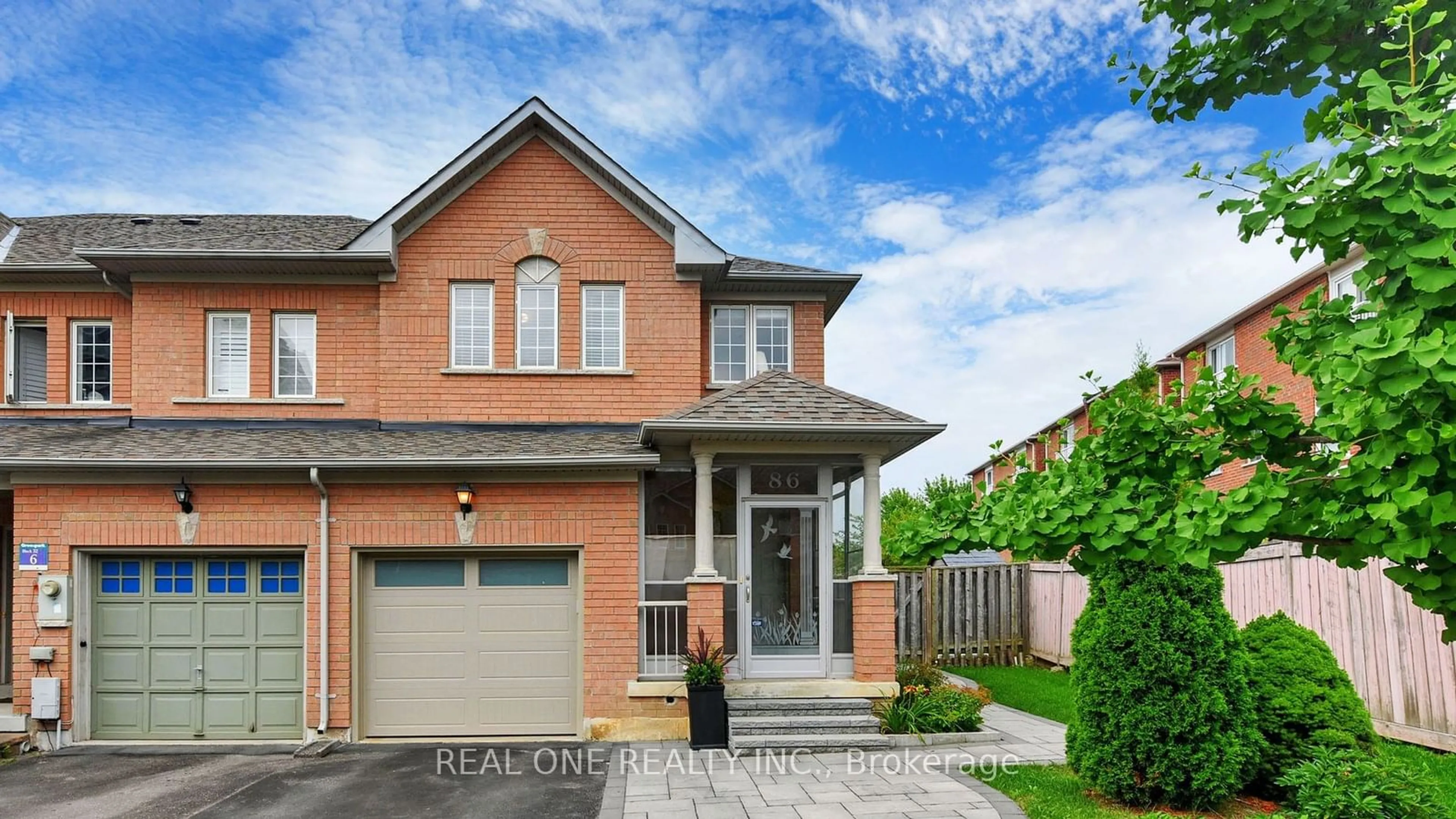 A pic from exterior of the house or condo for 86 Revelstoke Cres, Richmond Hill Ontario L4B 4T4