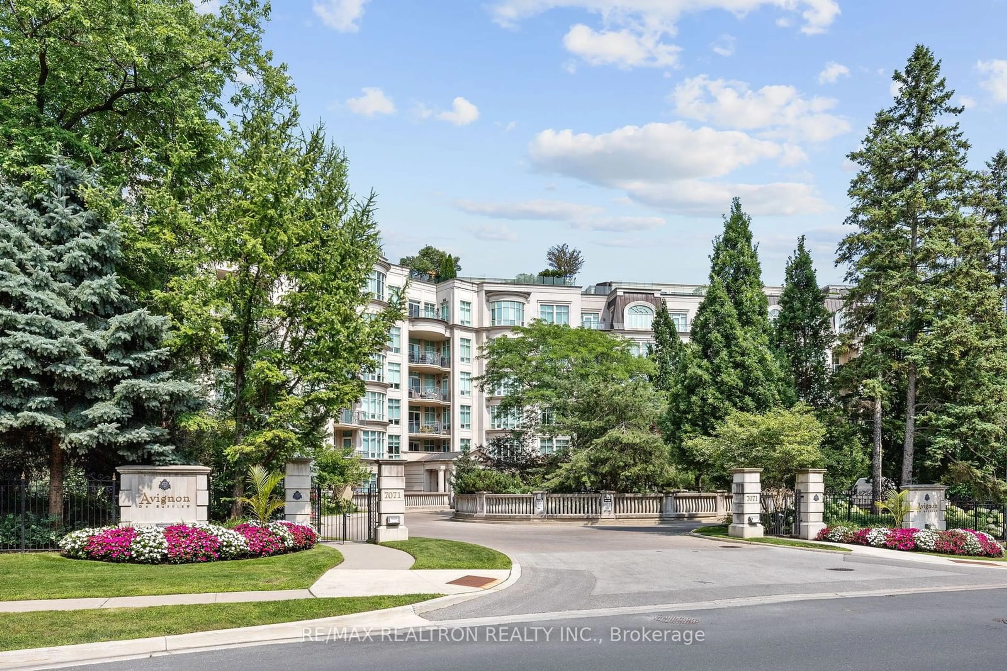 A pic from exterior of the house or condo for 7071 Bayview Ave #513, Markham Ontario L3T 7Y8