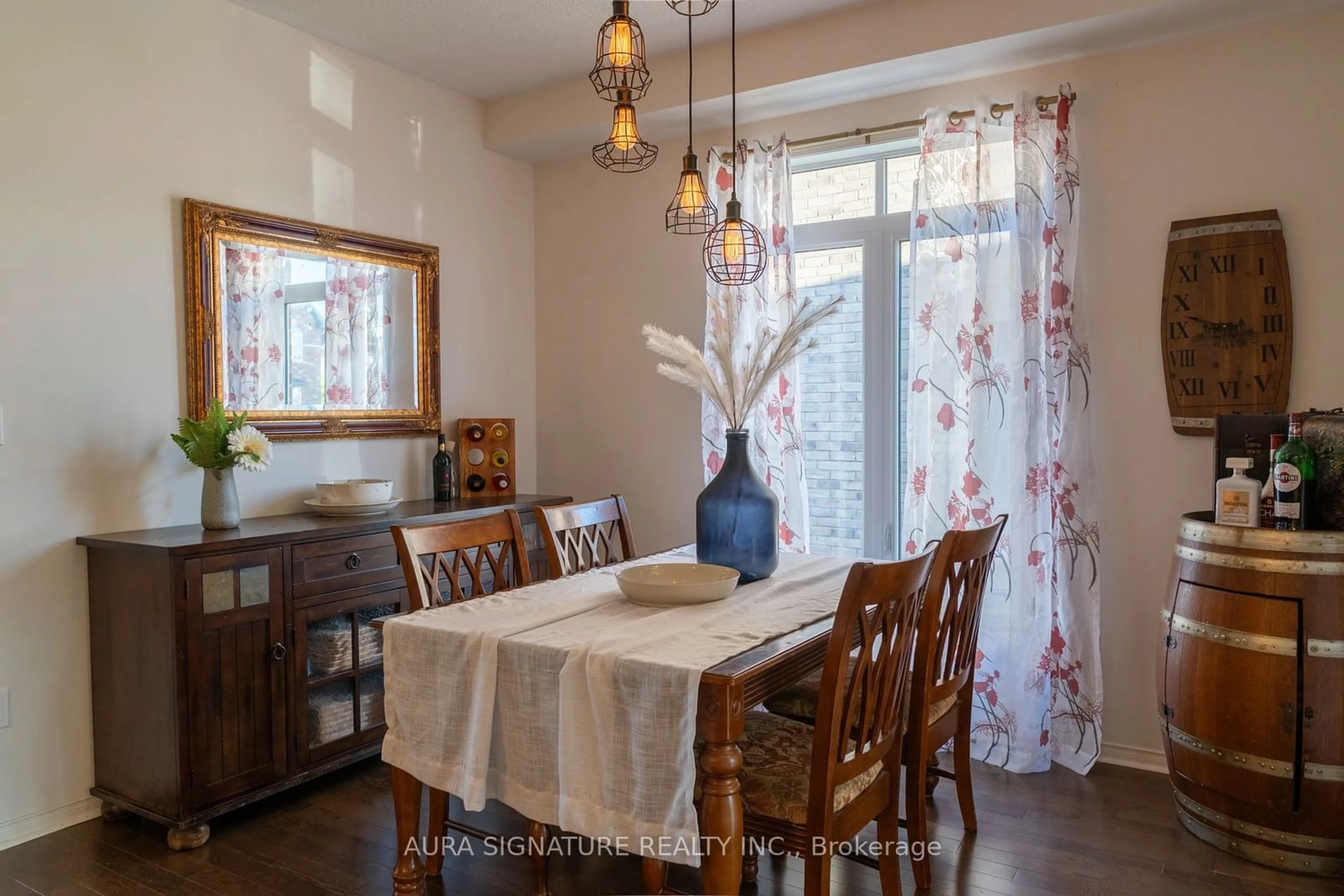Dining room for 134 Fortis Cres, Bradford West Gwillimbury Ontario L3Z 0W3