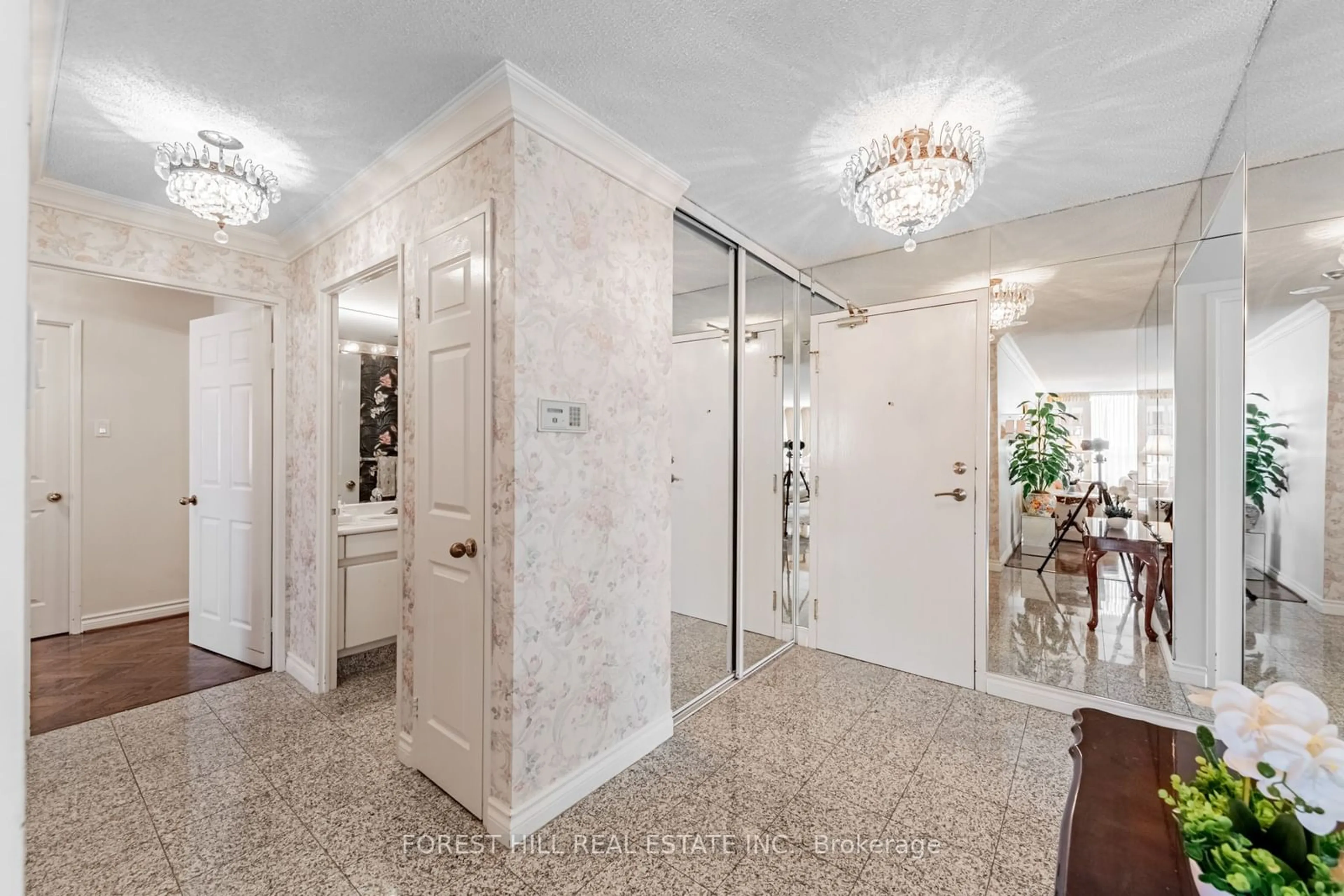 Indoor foyer for 7300 Yonge St #1104, Vaughan Ontario L4J 7Y5