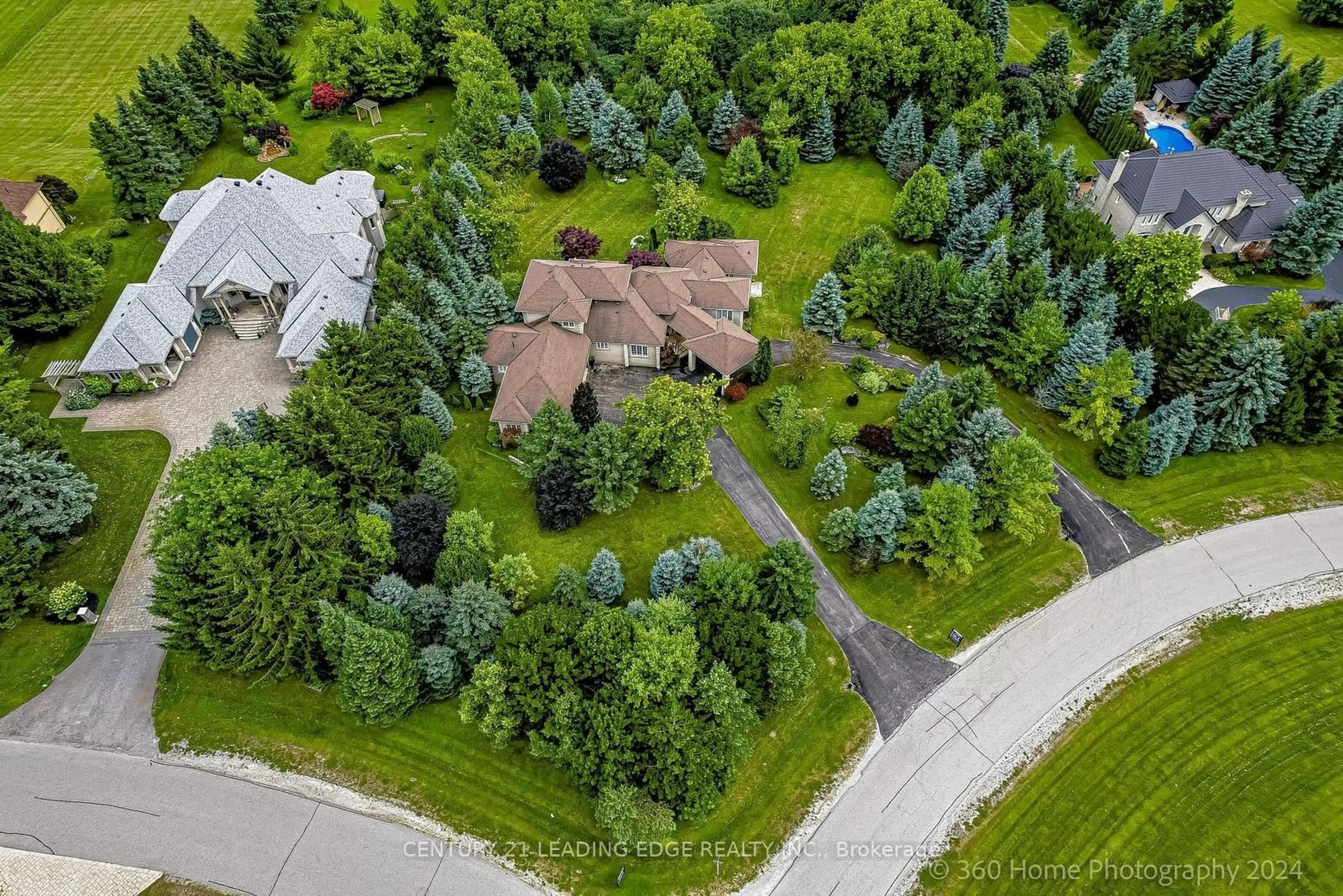 Frontside or backside of a home for 1 URQUHART Crt, Aurora Ontario L4G 0K5