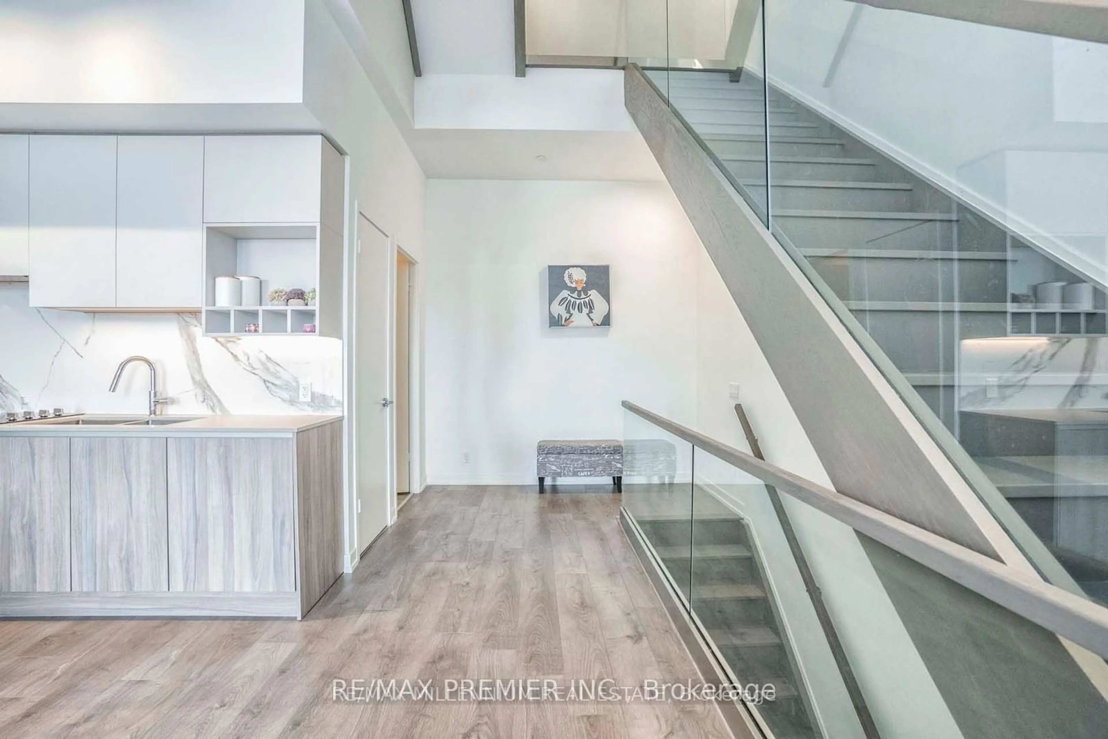 Indoor foyer for 7 Buttermill Ave #Th17, Vaughan Ontario L4K 0M5