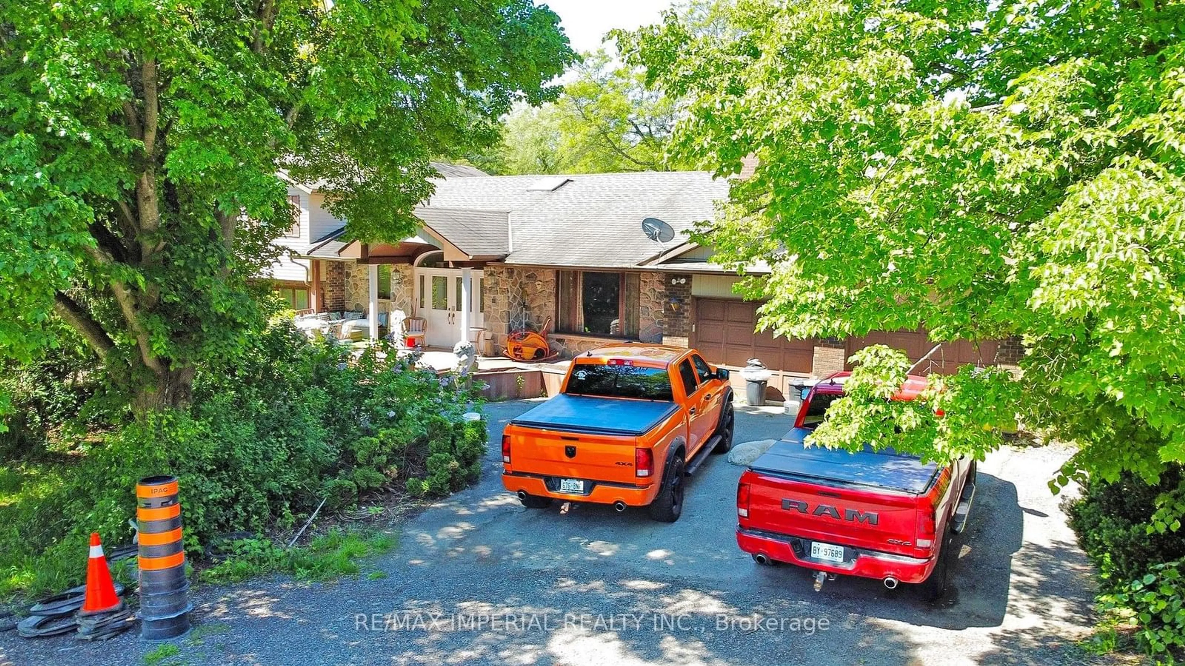 A pic from outside/outdoor area/front of a property/back of a property/a pic from drone, street for 22 Ratcliff Rd, Whitchurch-Stouffville Ontario L4A 7X5