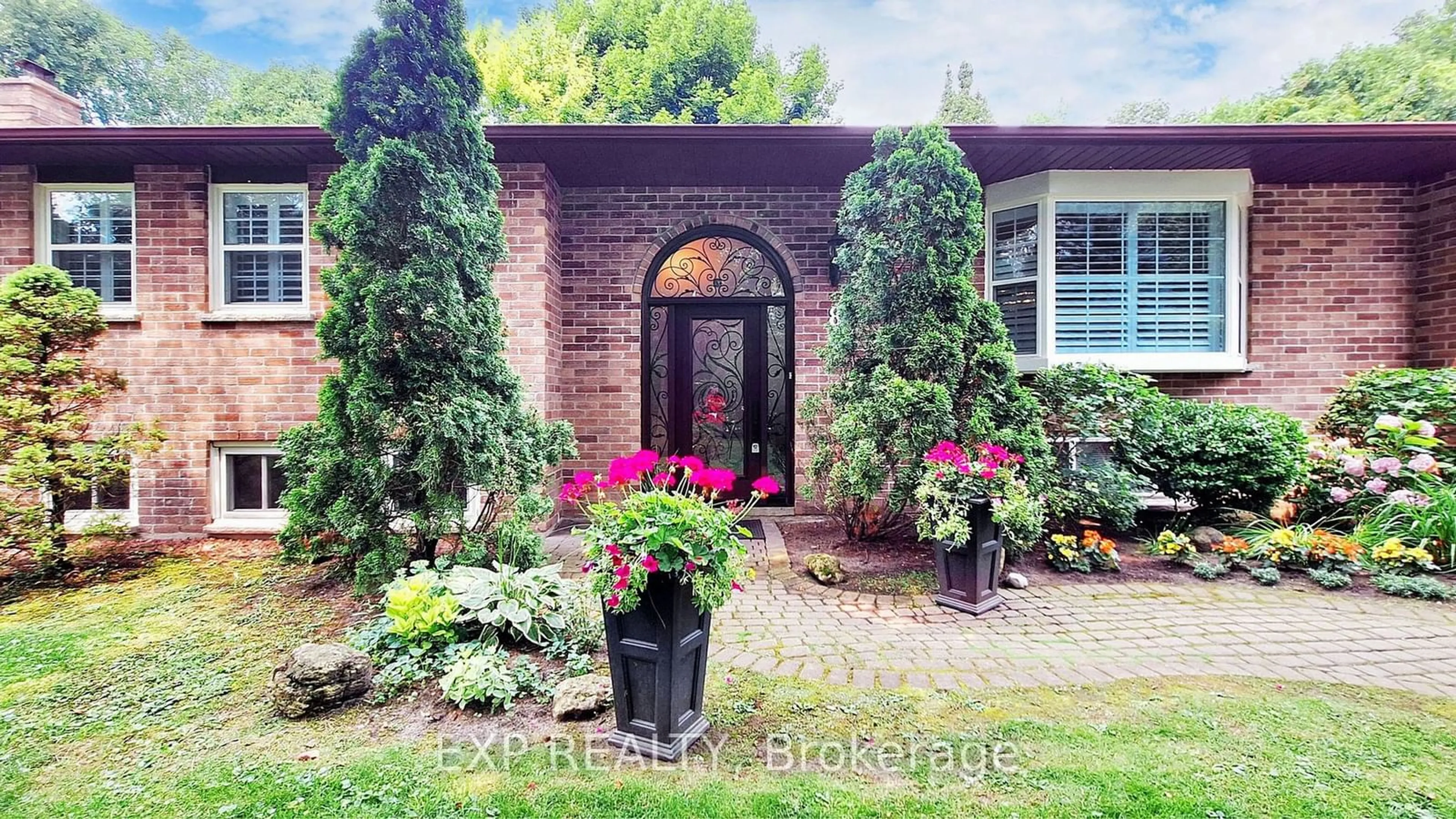 Indoor entryway for 8 Amberglen Crt, East Gwillimbury Ontario L9N 1J6