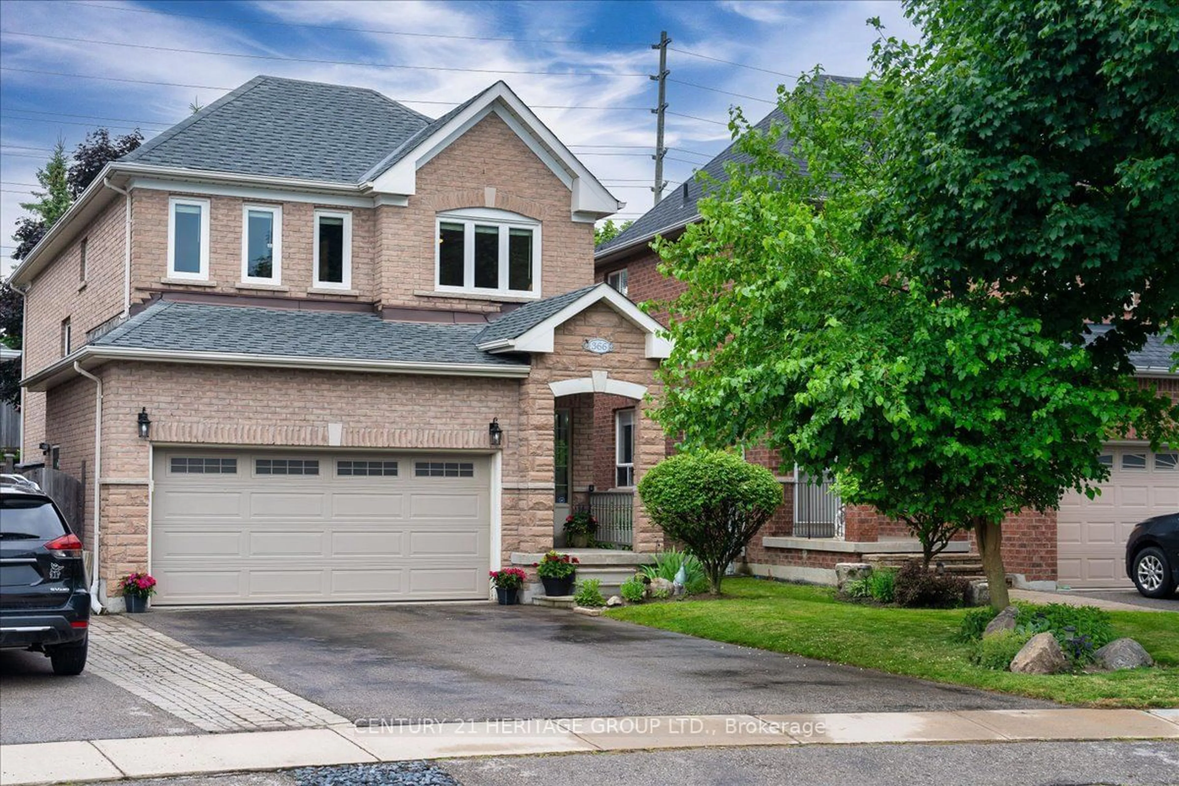 Home with brick exterior material for 366 McBride Cres, Newmarket Ontario L3X 2W2