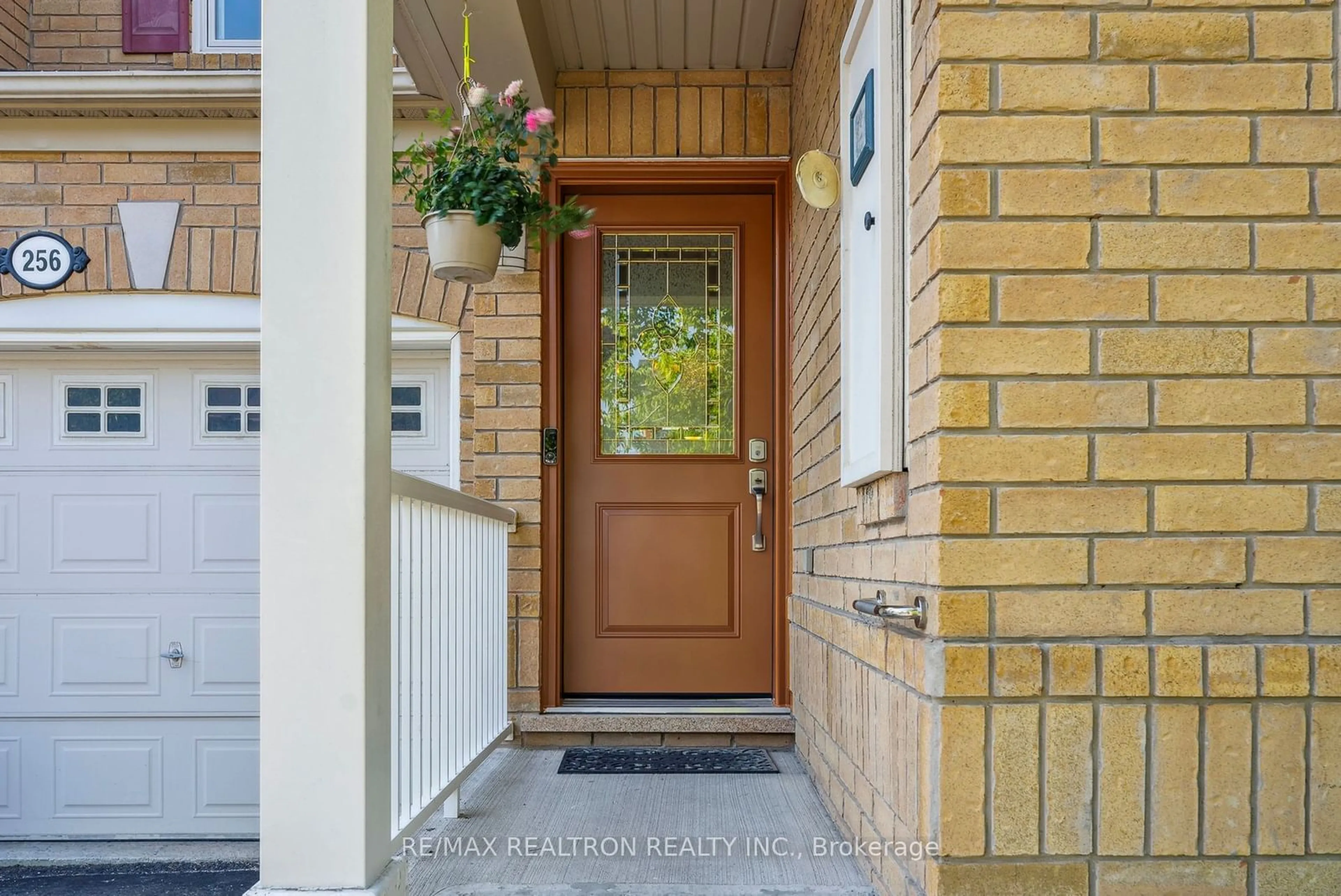 Indoor entryway for 256 Chilcott Cres, Newmarket Ontario L3X 3G7