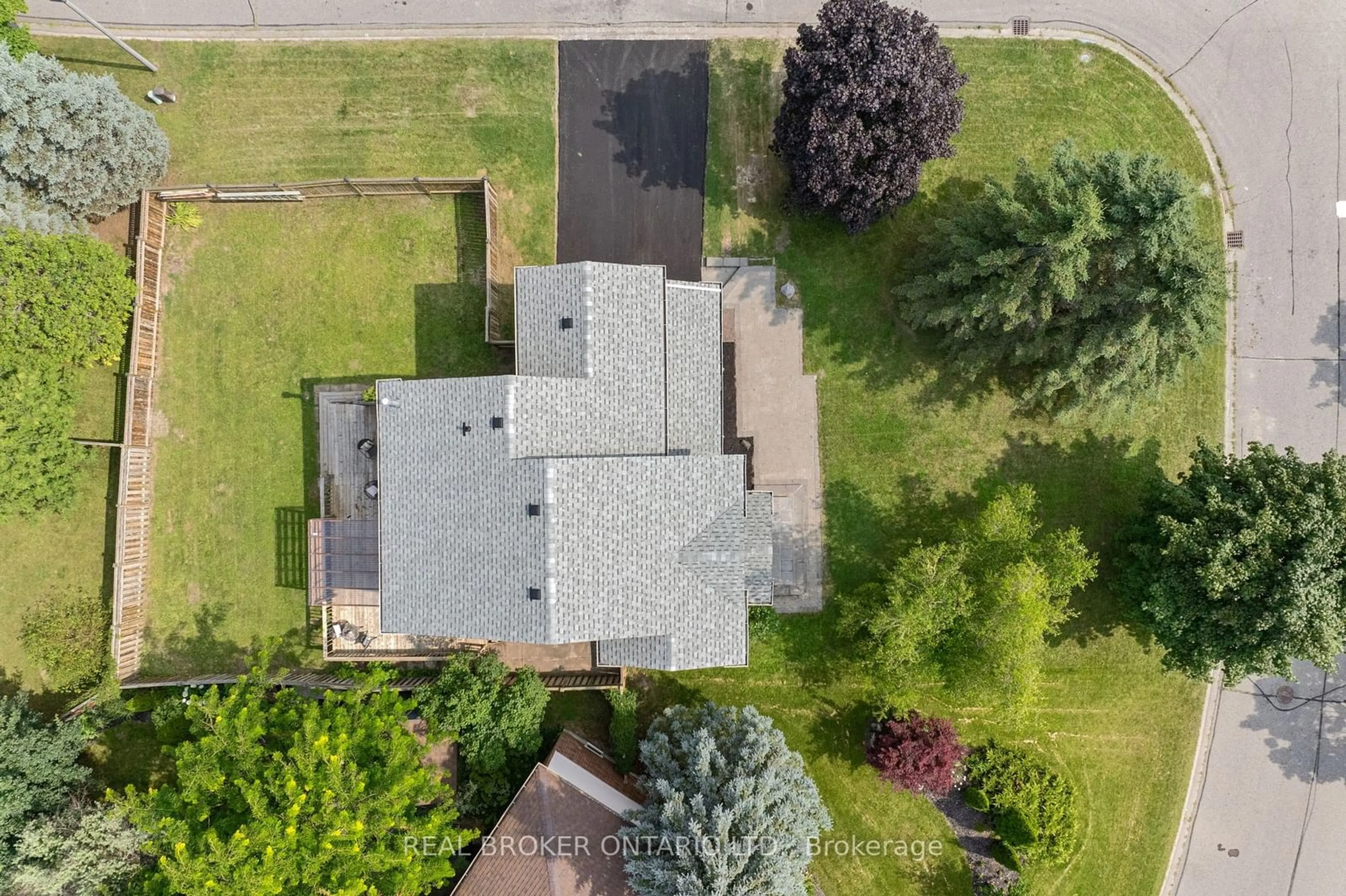 Frontside or backside of a home for 16 Royal Amber Cres, East Gwillimbury Ontario L0G 1M0