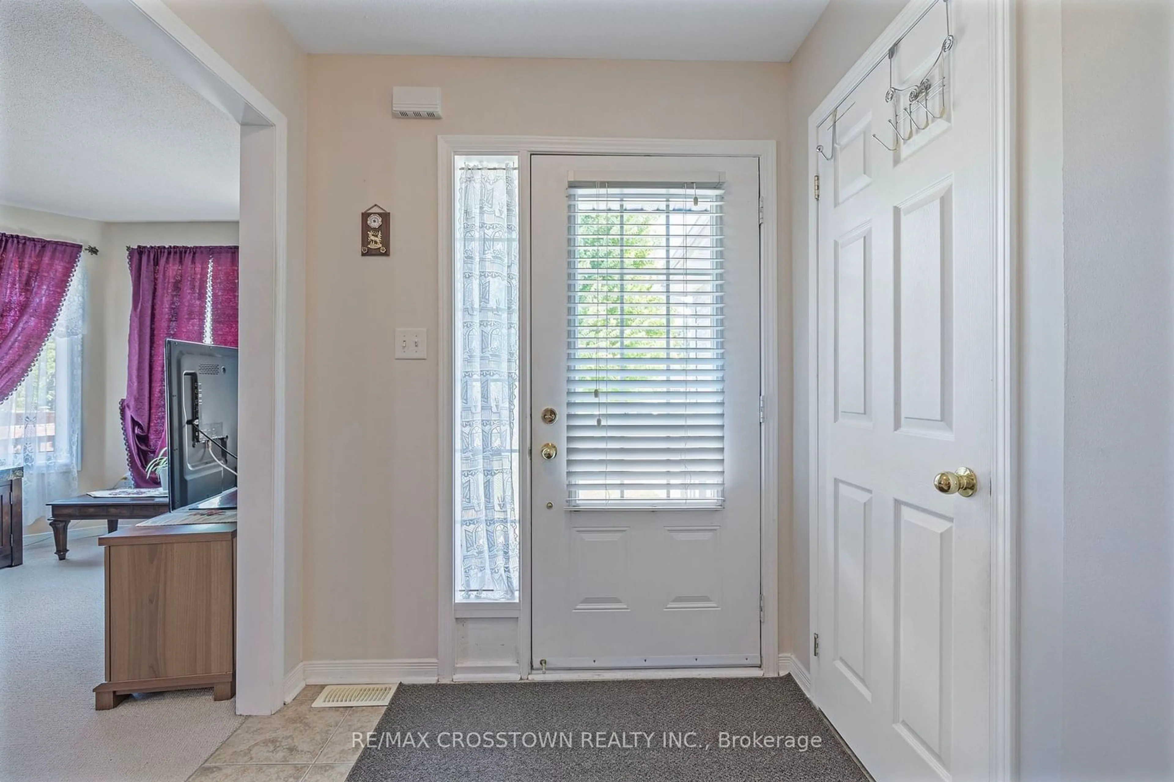 Indoor entryway for 23 Stonemount Cres, Essa Ontario L0M 1B4