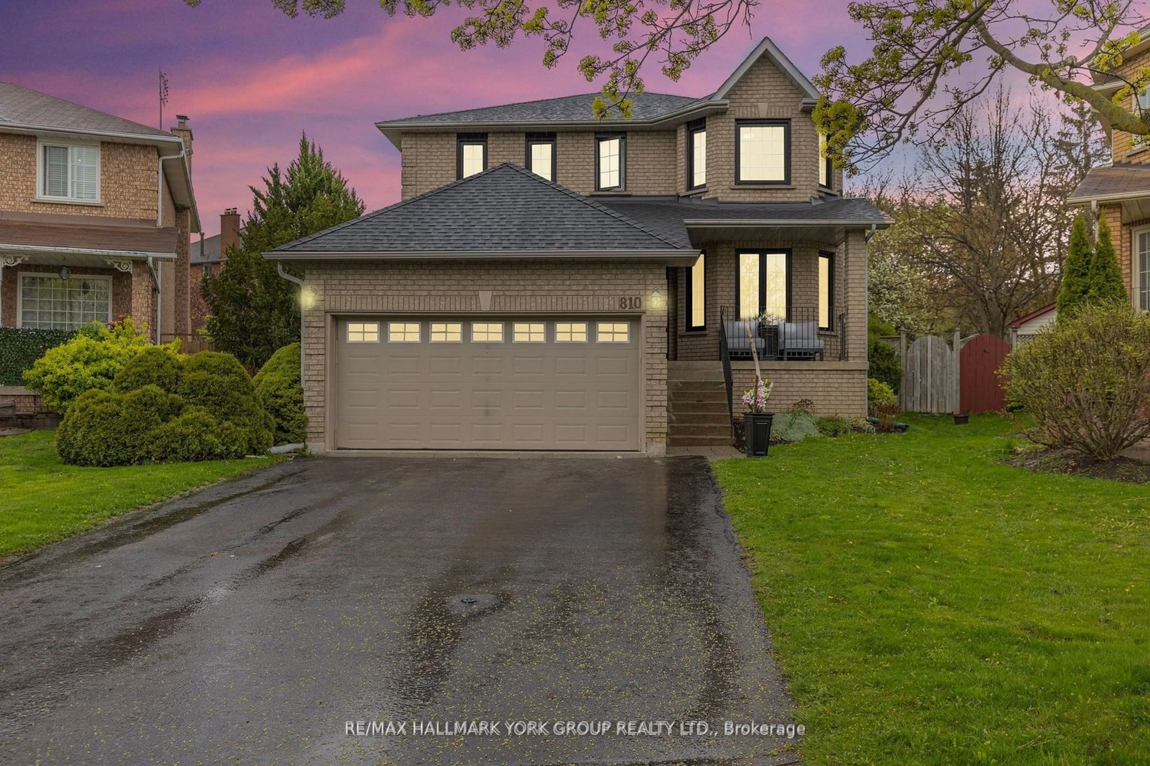 Frontside or backside of a home for 810 Firth Crt, Newmarket Ontario L3Y 8H7