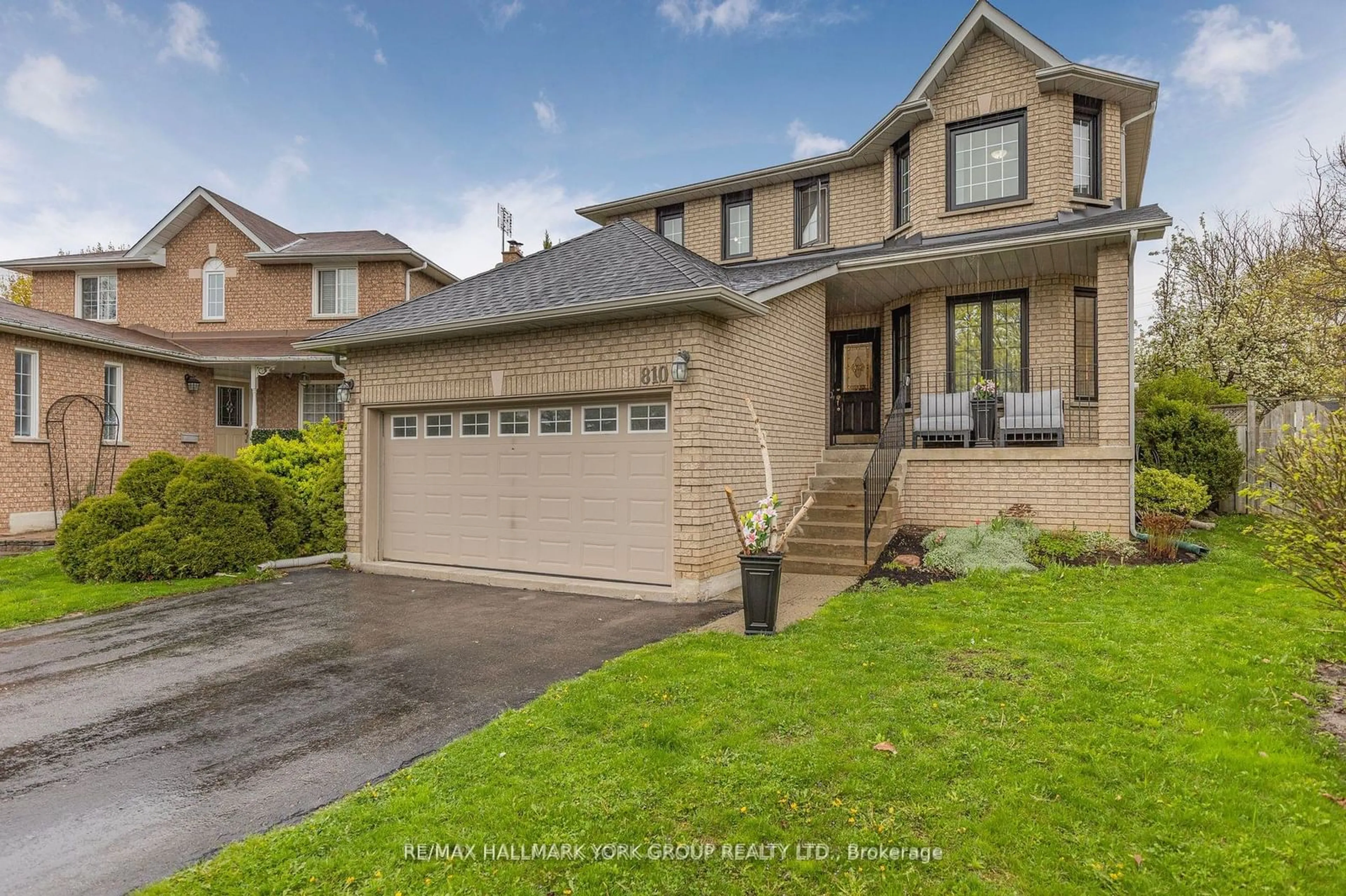 Frontside or backside of a home for 810 Firth Crt, Newmarket Ontario L3Y 8H7