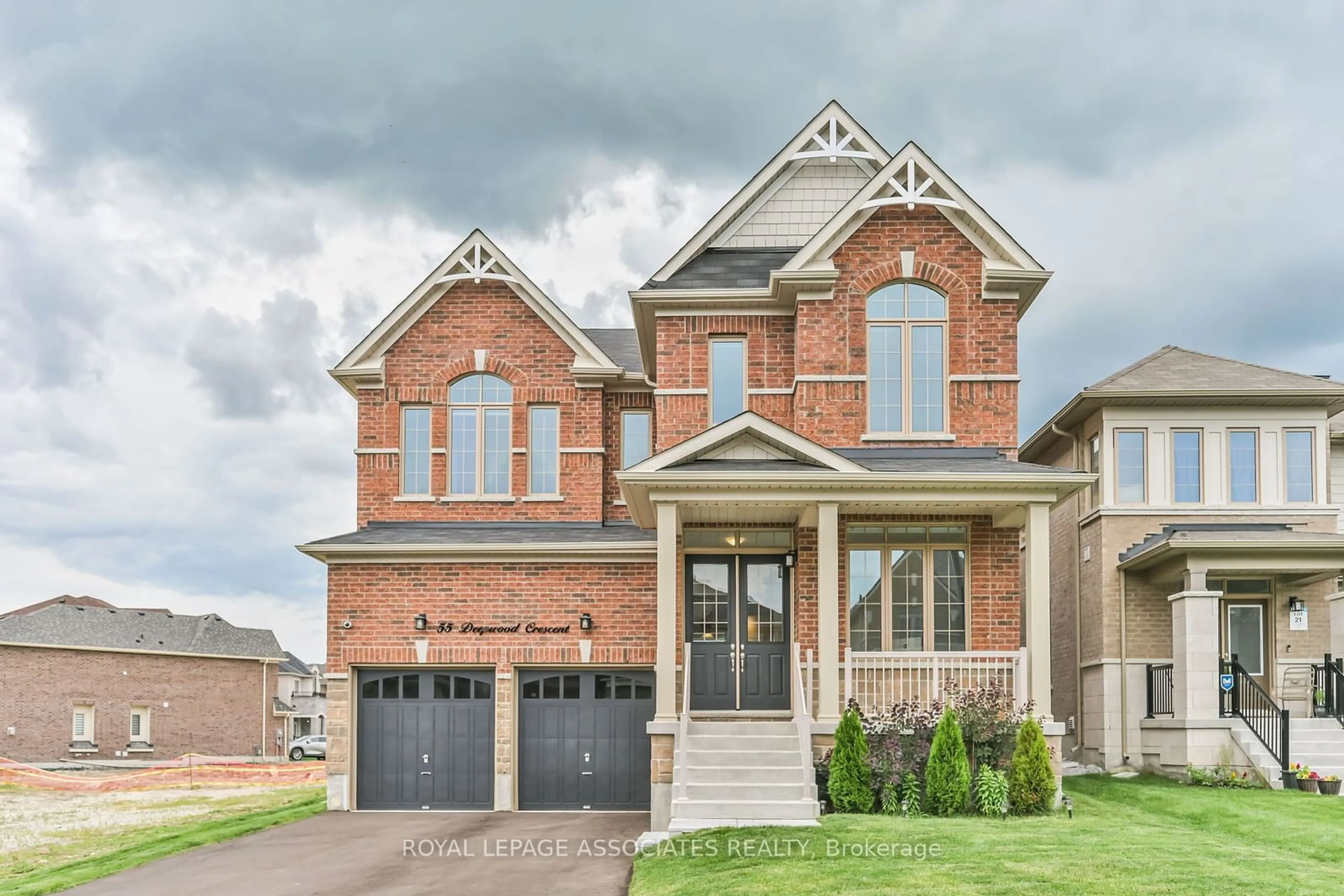 Home with brick exterior material for 55 Deepwood Cres, East Gwillimbury Ontario L9N 0P8