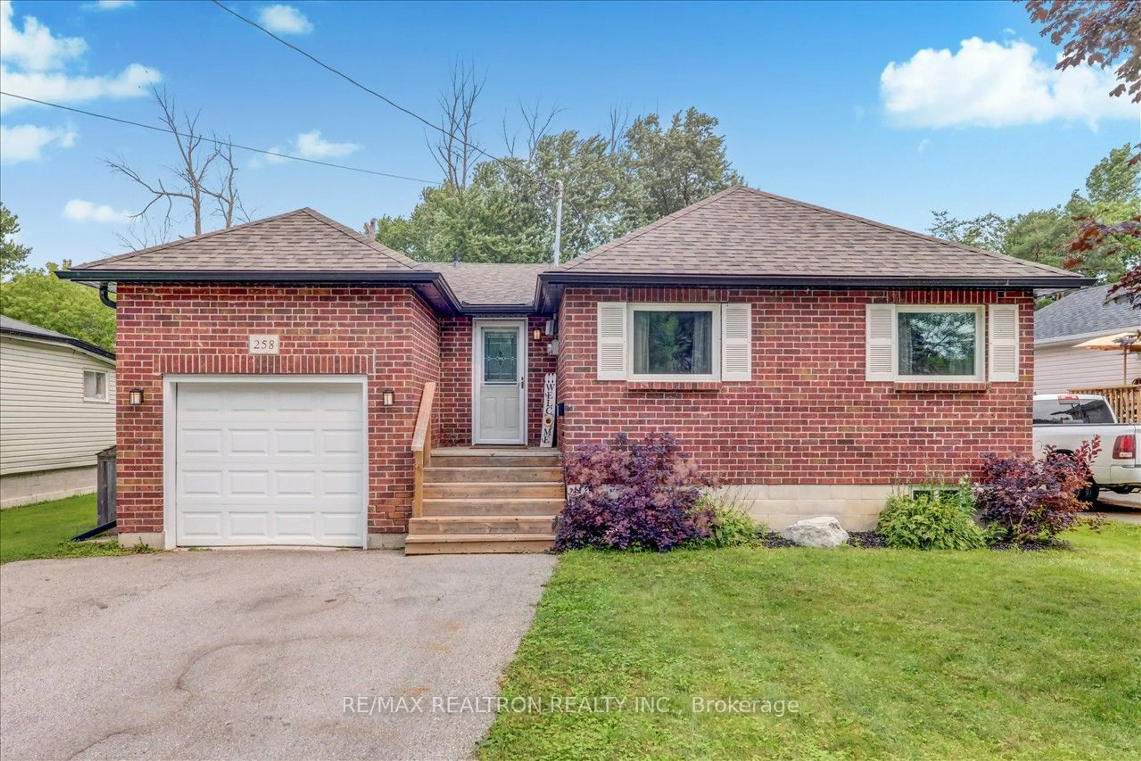 Home with brick exterior material for 258 Elm Ave, Georgina Ontario L4P 2V3