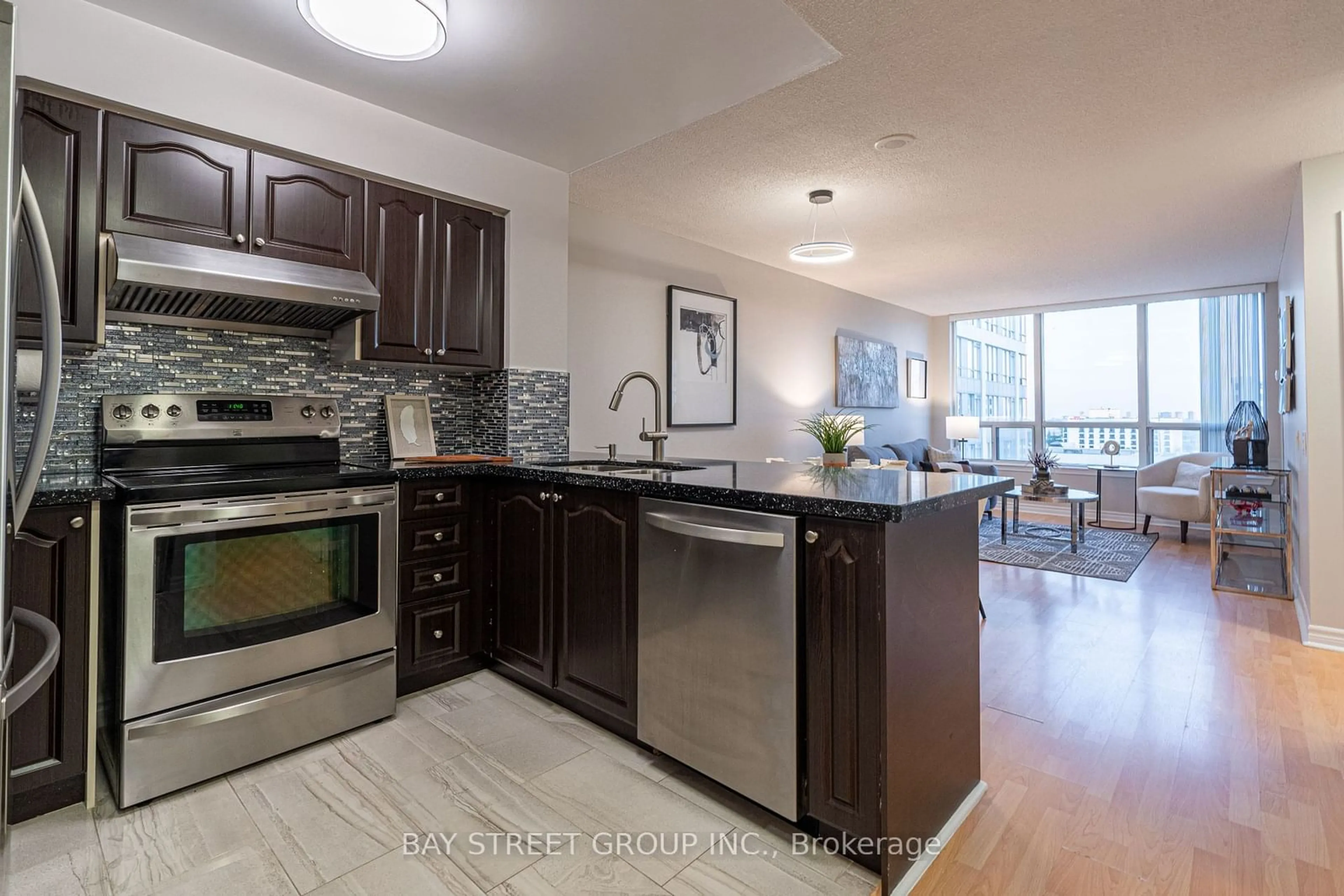 Standard kitchen for 9017 Leslie St #1021, Richmond Hill Ontario L4B 4R8