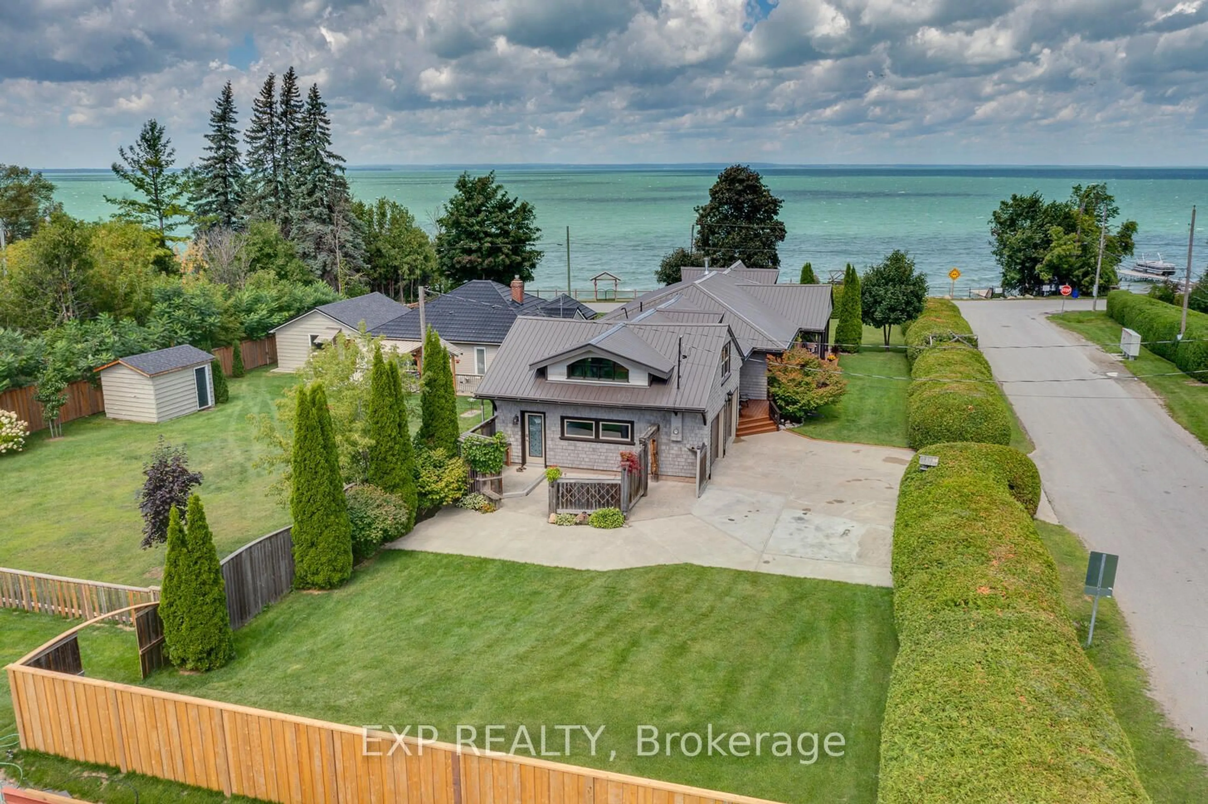 Frontside or backside of a home for 523 Lake Dr, Georgina Ontario L0E 1S0