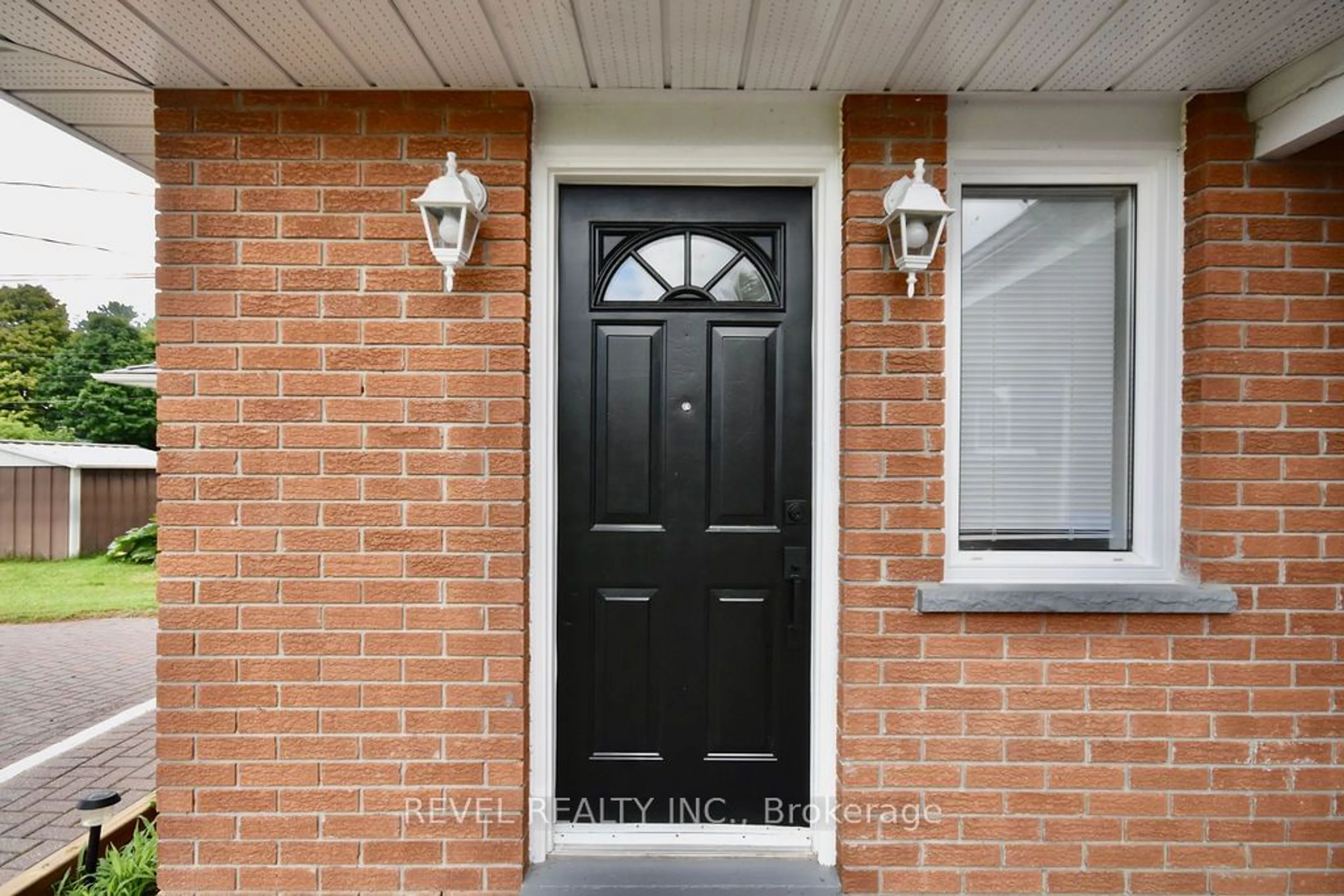 Indoor entryway for 4 Bushey Ave, Essa Ontario L0M 1B3