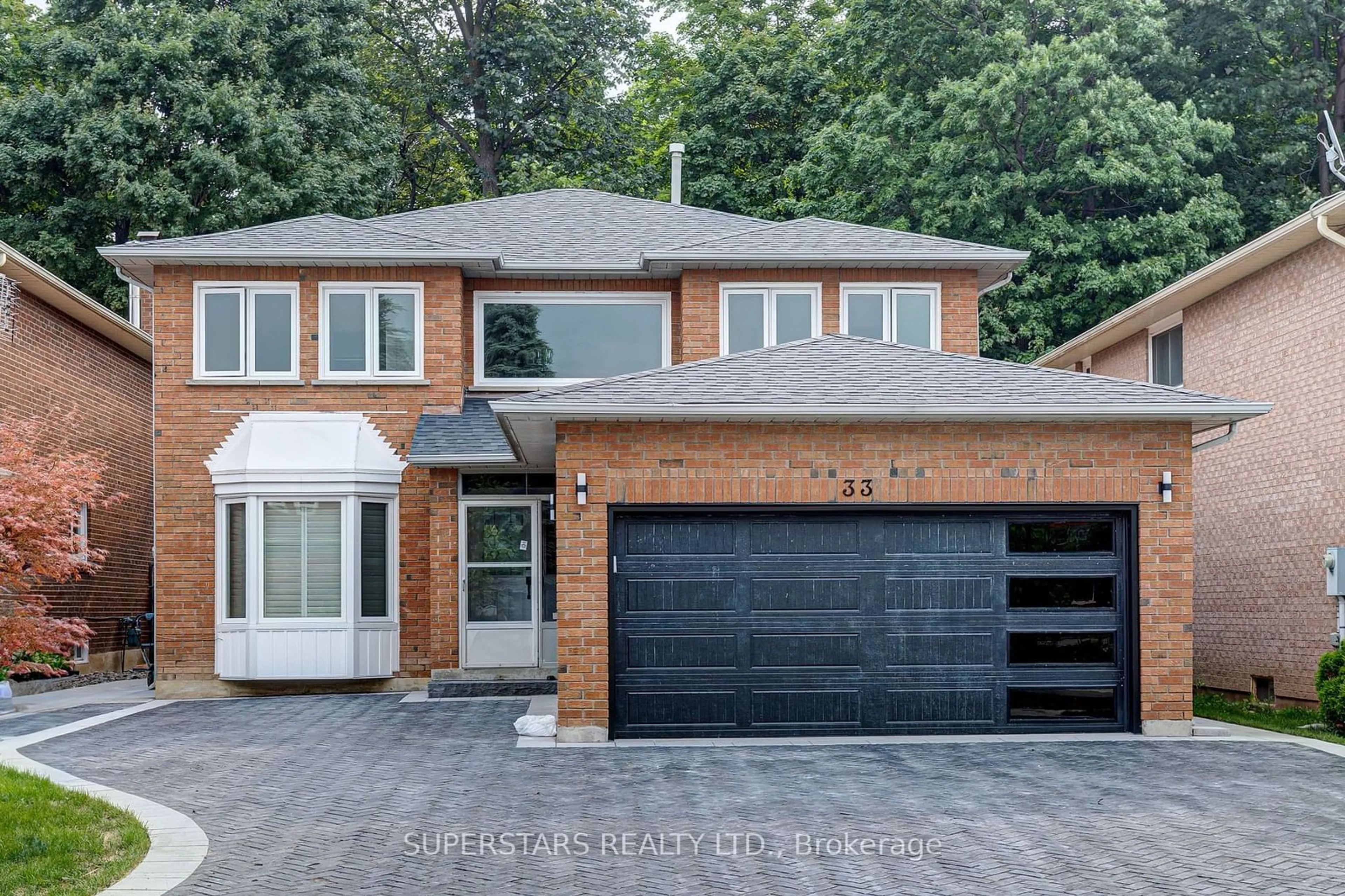 Home with brick exterior material for 33 Red Oak Dr, Richmond Hill Ontario L4B 1V5