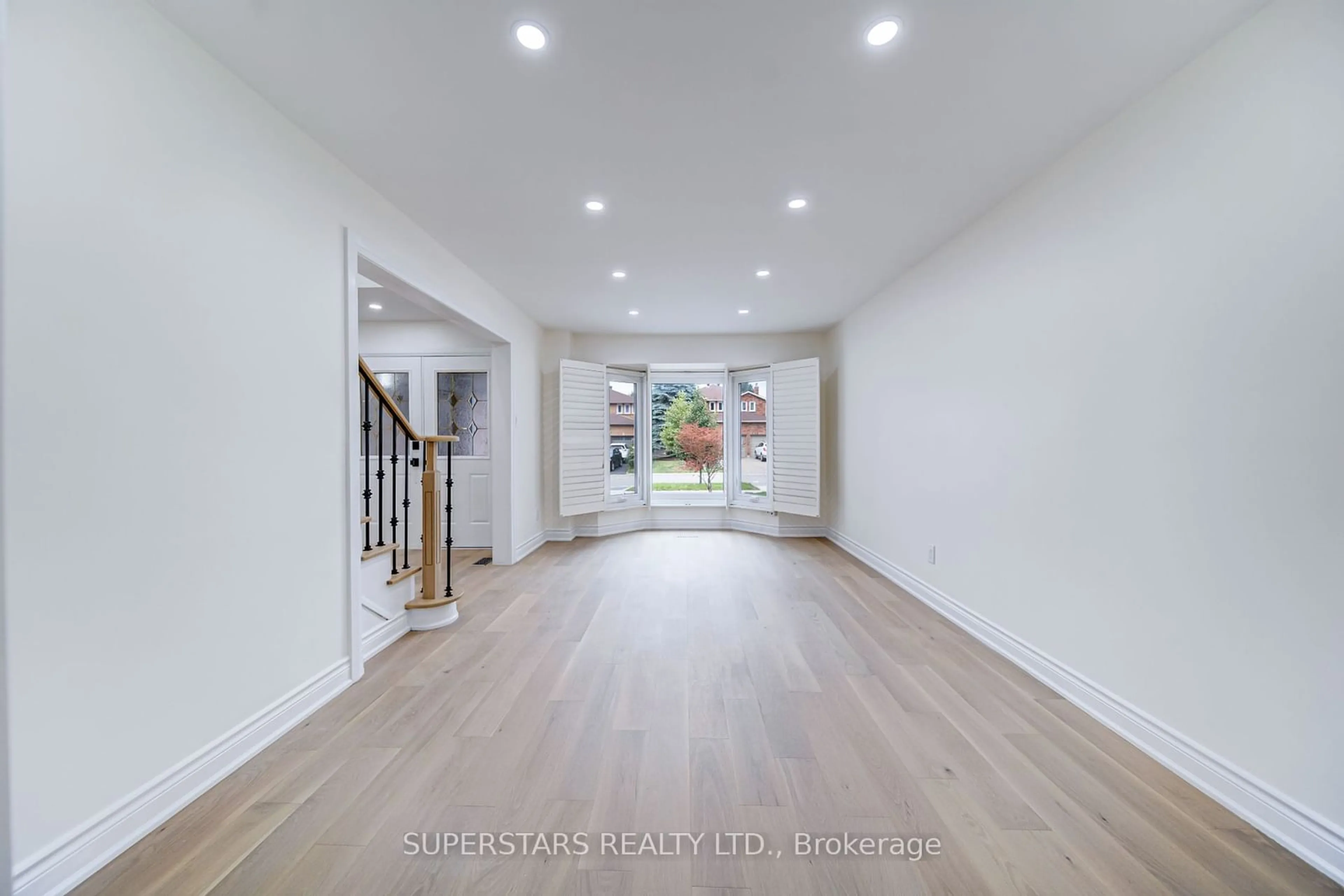 Indoor entryway for 33 Red Oak Dr, Richmond Hill Ontario L4B 1V5
