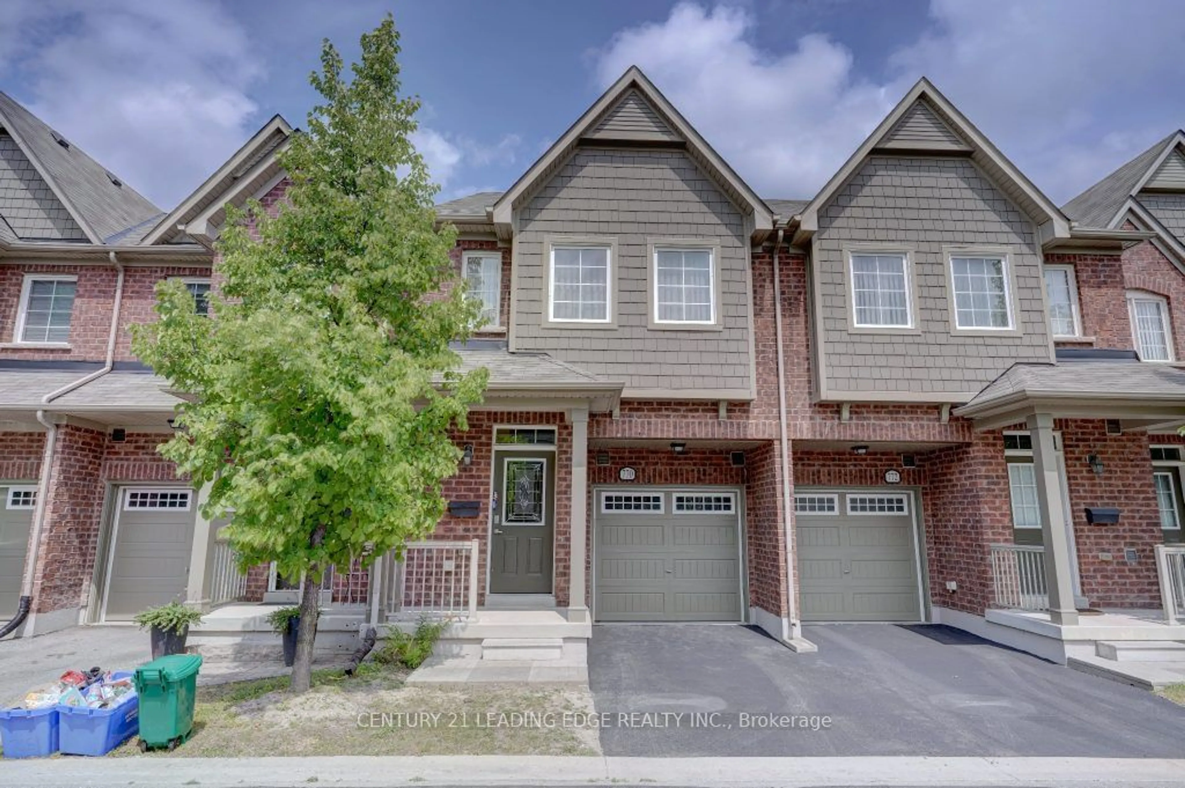 A pic from exterior of the house or condo for 770 Harry Syratt Ave, Newmarket Ontario L3X 2H2