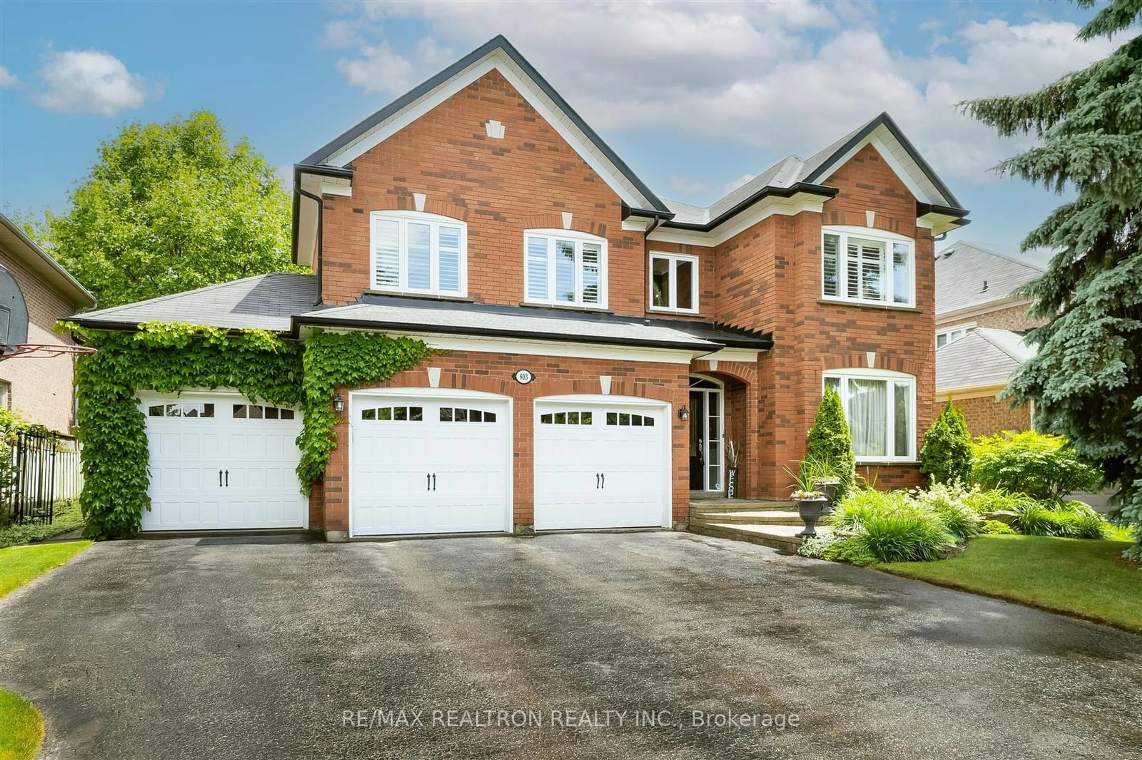 Home with brick exterior material for 803 Exceller Circ, Newmarket Ontario L3X 1P2