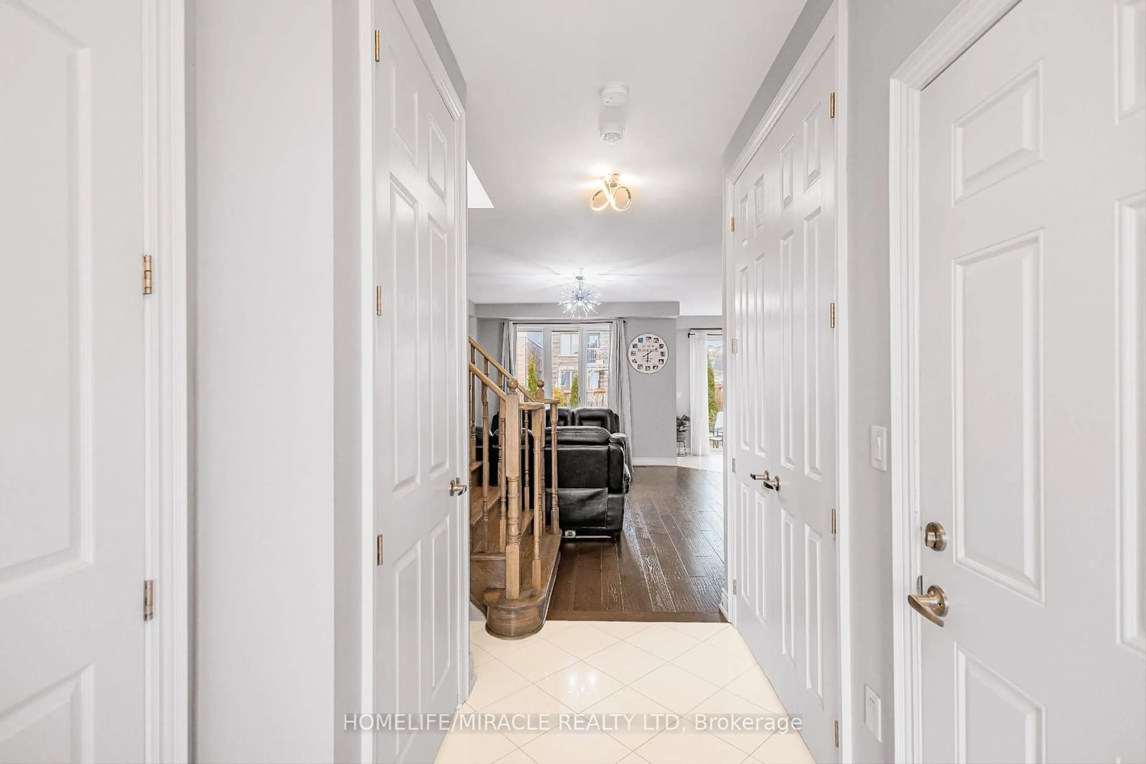 Indoor entryway for 7 Hoard Ave, New Tecumseth Ontario L9R 0M3