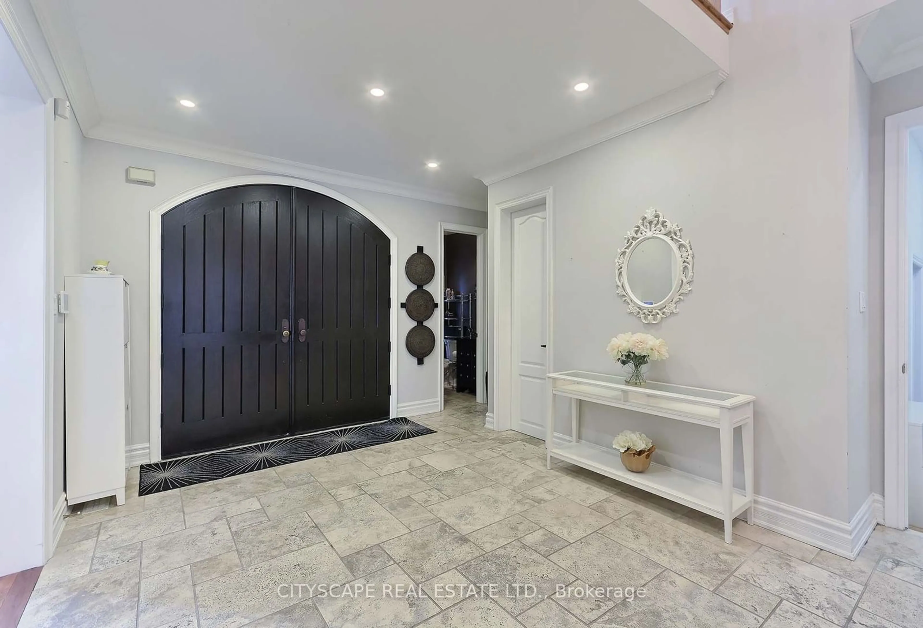 Indoor entryway for 60 Lipa Dr, Vaughan Ontario L4L 9R9