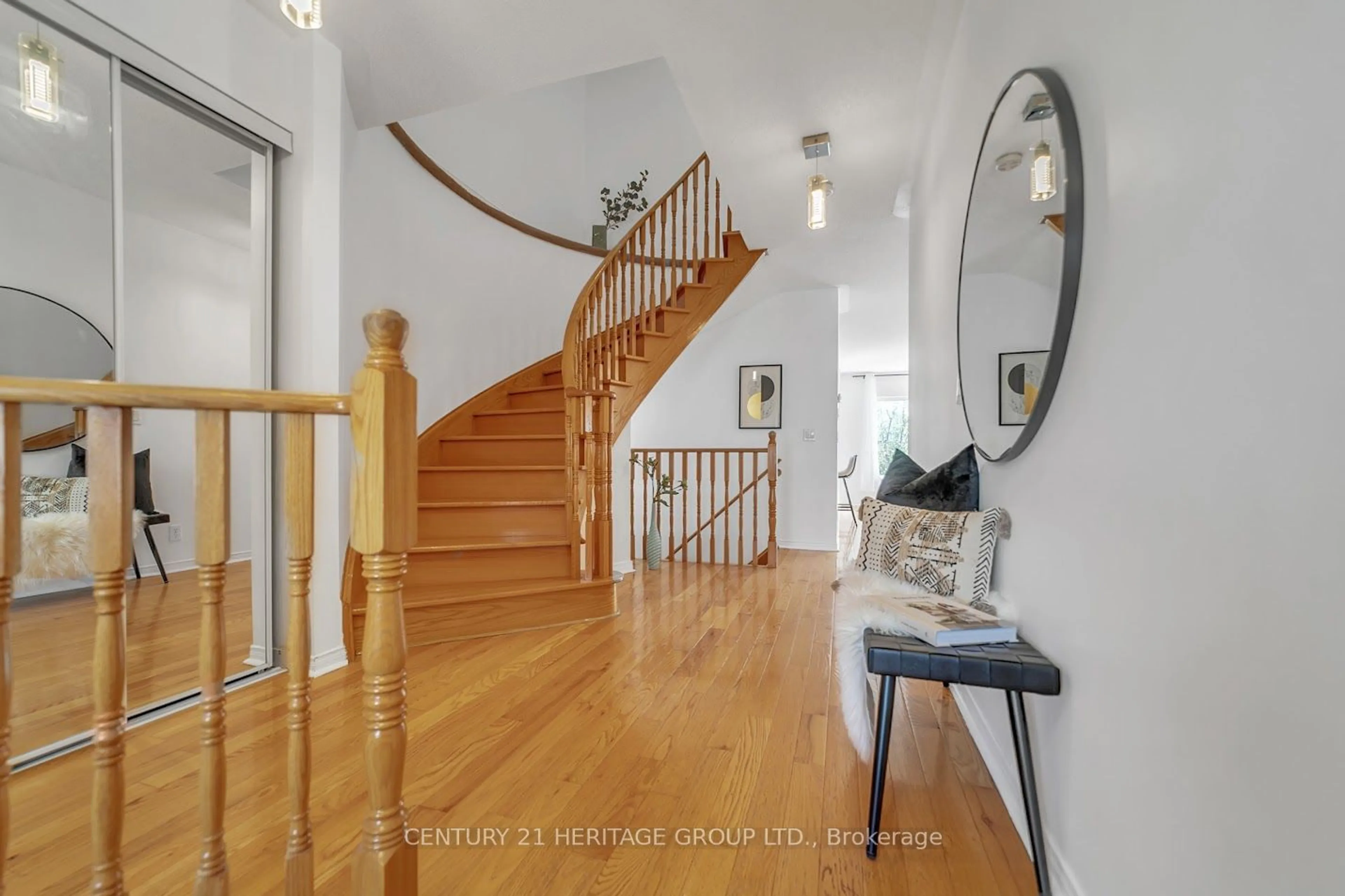 Indoor entryway for 17 Marshview Ave, Aurora Ontario L4G 7W2