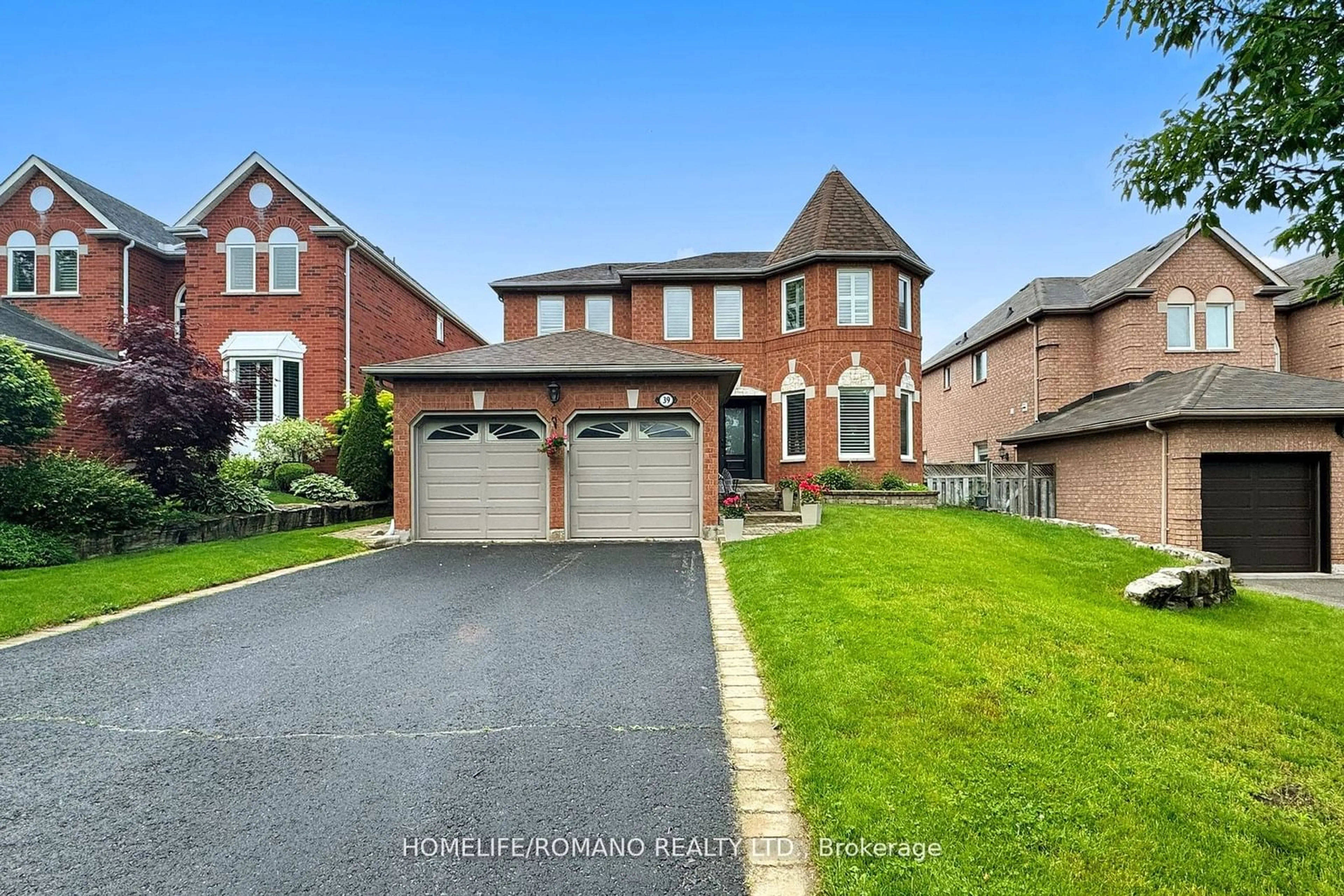 Frontside or backside of a home for 39 Brookeview Dr, Aurora Ontario L4G 6N2