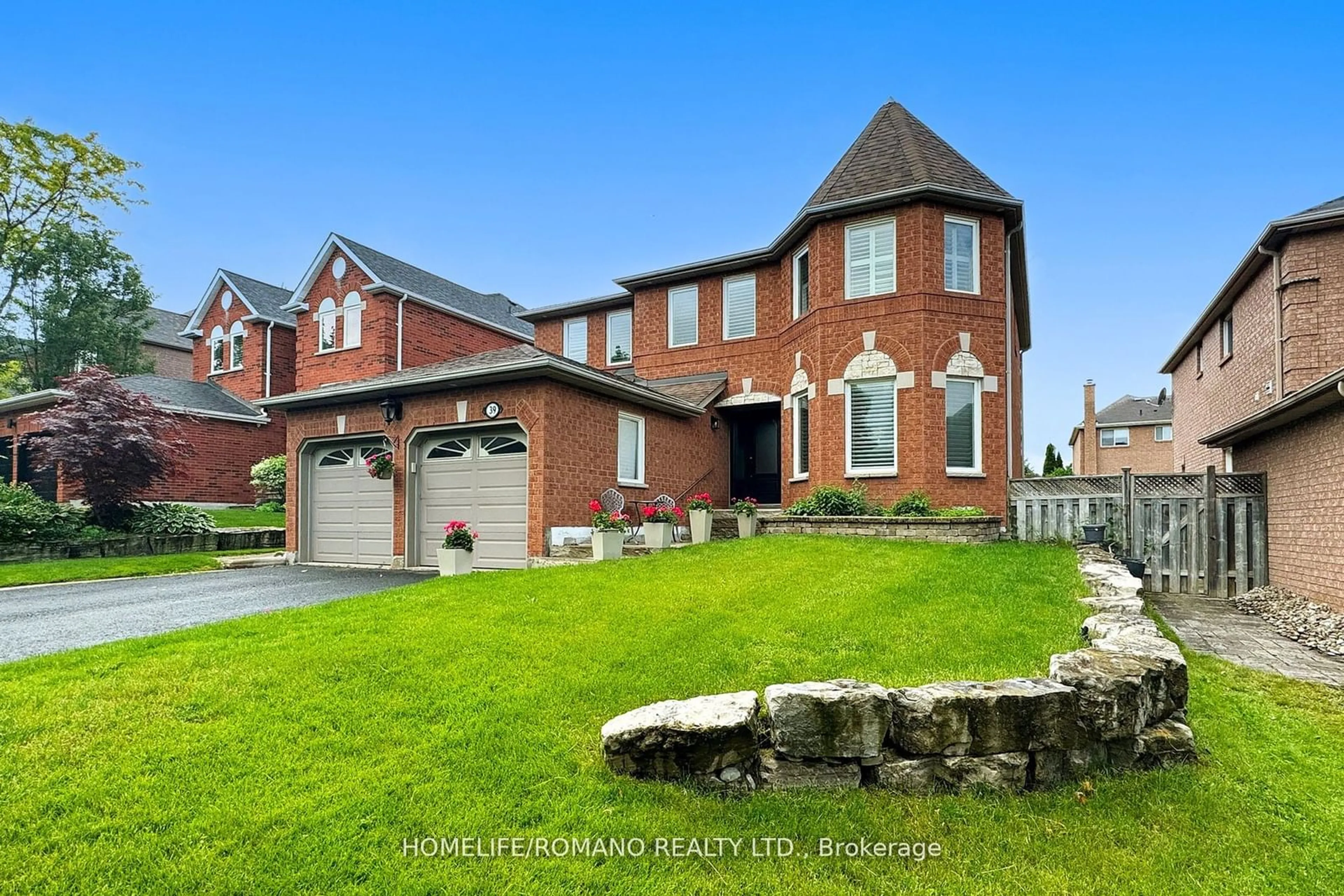 Home with brick exterior material for 39 Brookeview Dr, Aurora Ontario L4G 6N2