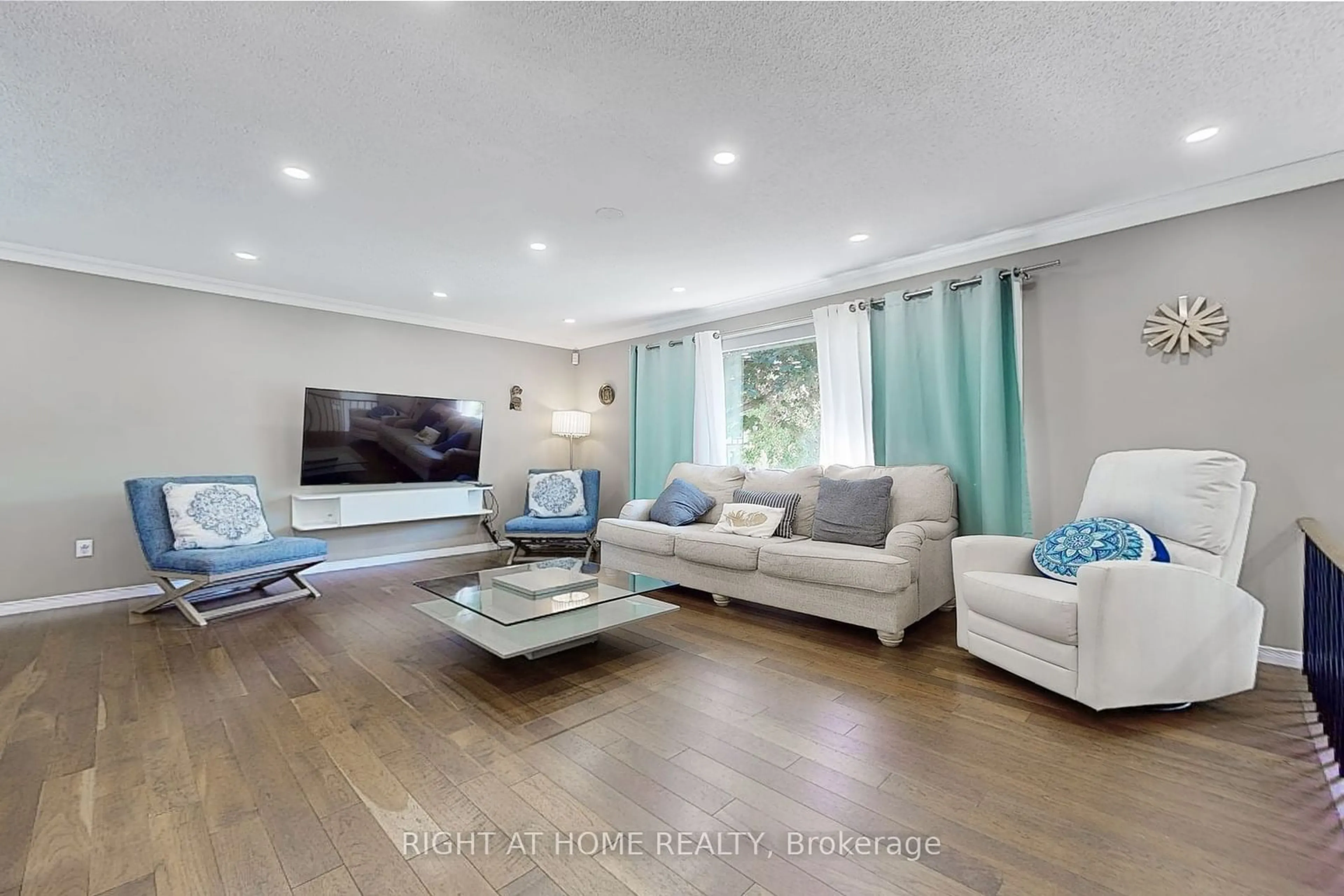 Living room for 82 Wootten Way, Markham Ontario L3P 2Y8