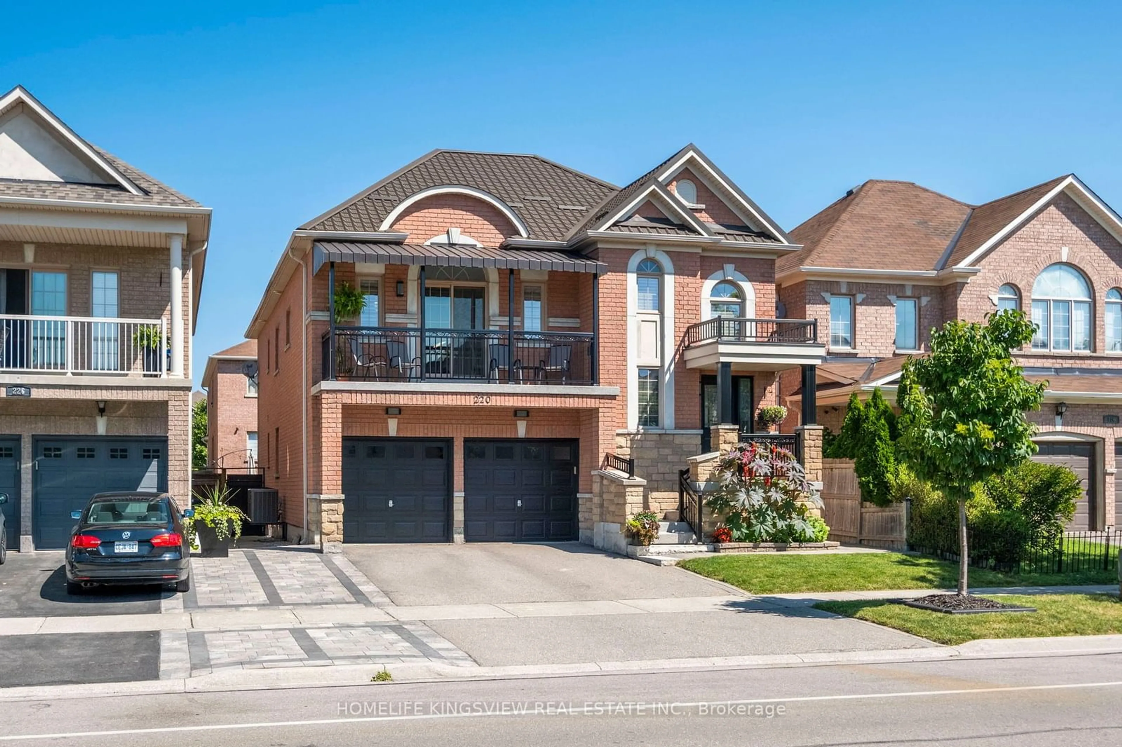 Home with brick exterior material for 220 Peak Point Blvd, Vaughan Ontario L6A 0B4