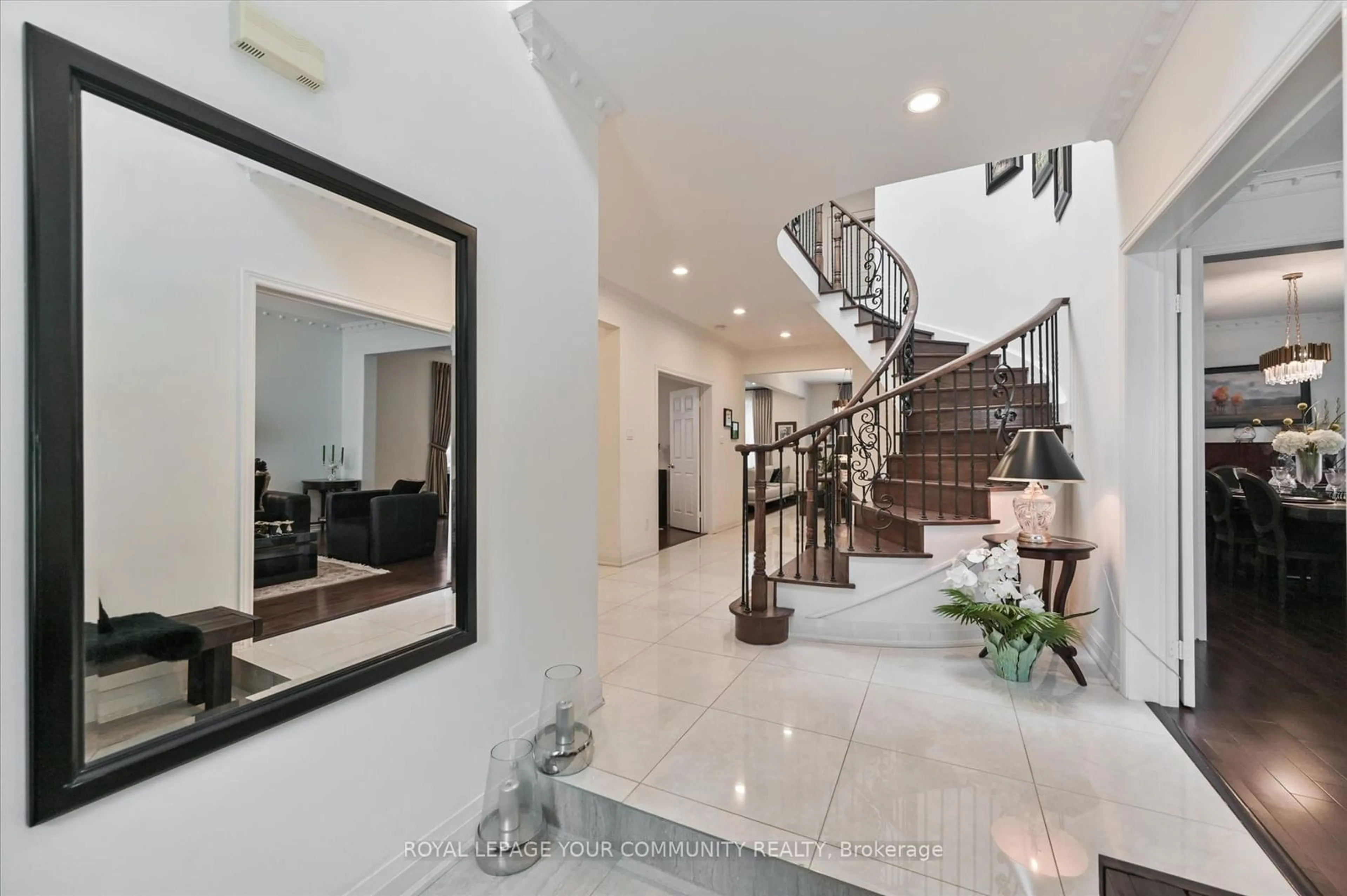 Indoor foyer, ceramic floors for 27 Pathlane Rd, Richmond Hill Ontario L4B 4A6