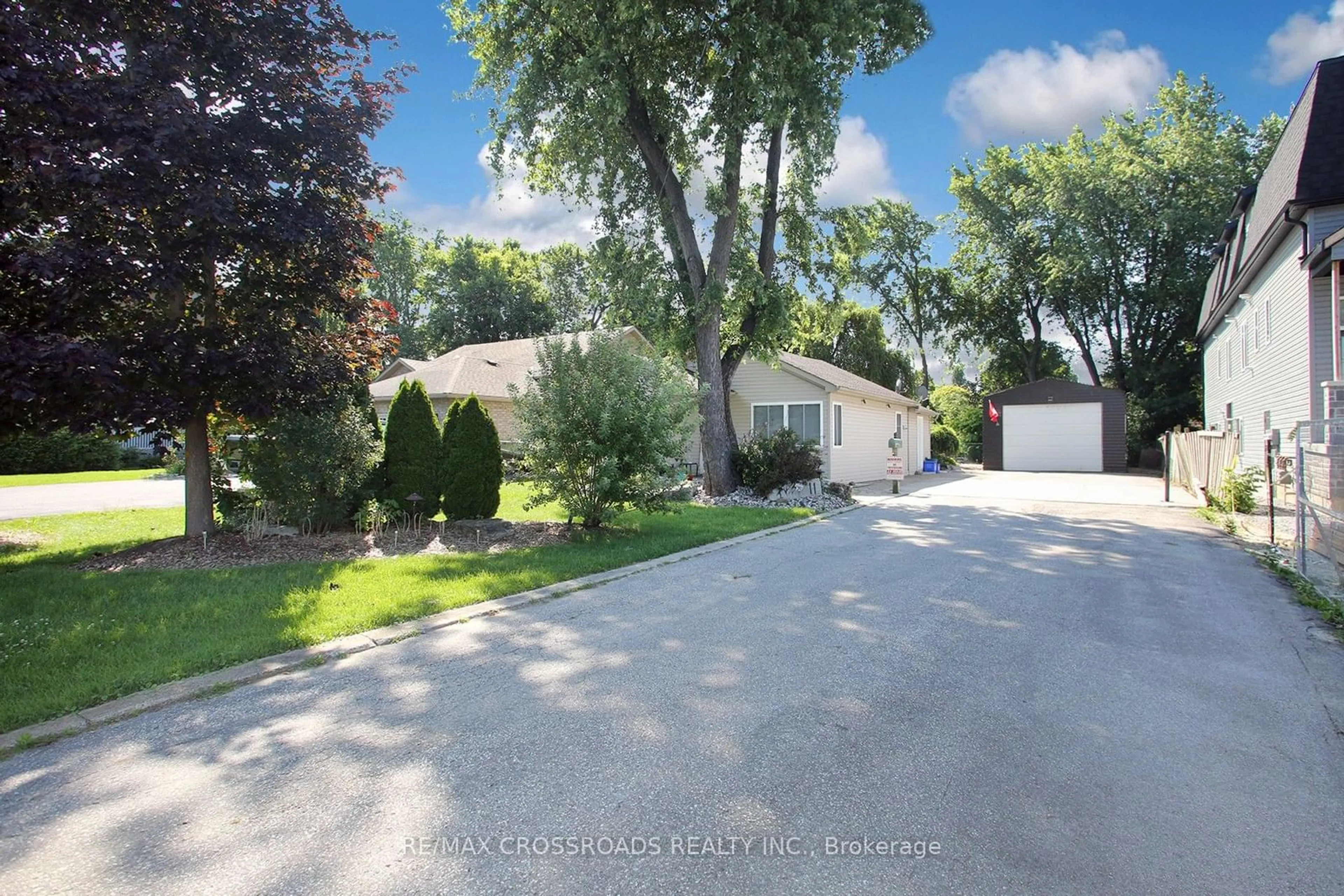 Frontside or backside of a home for 11 Biscayne Blvd, Georgina Ontario L4P 2R4