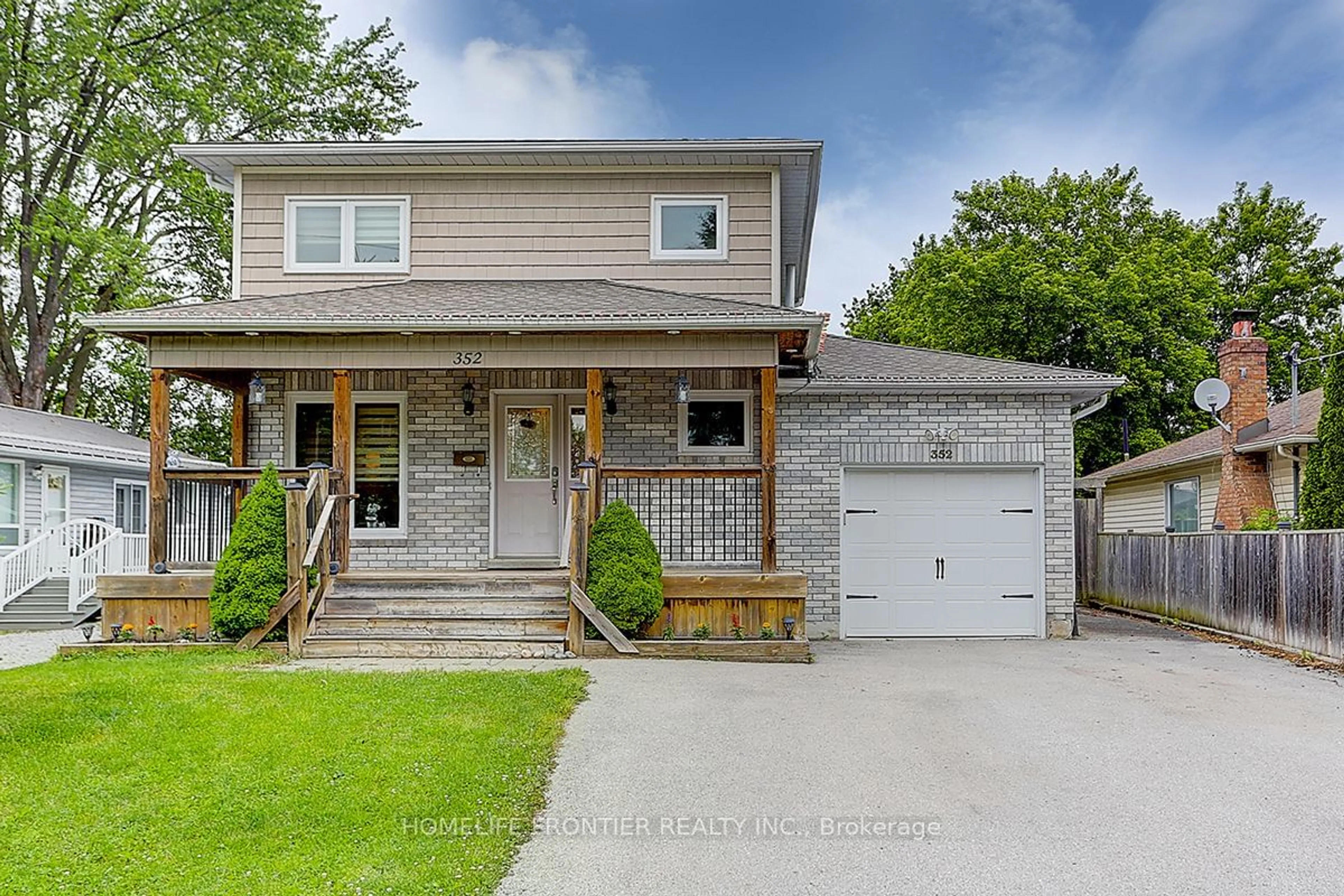 Frontside or backside of a home for 352 Hollywood Dr, Georgina Ontario L4P 3A1