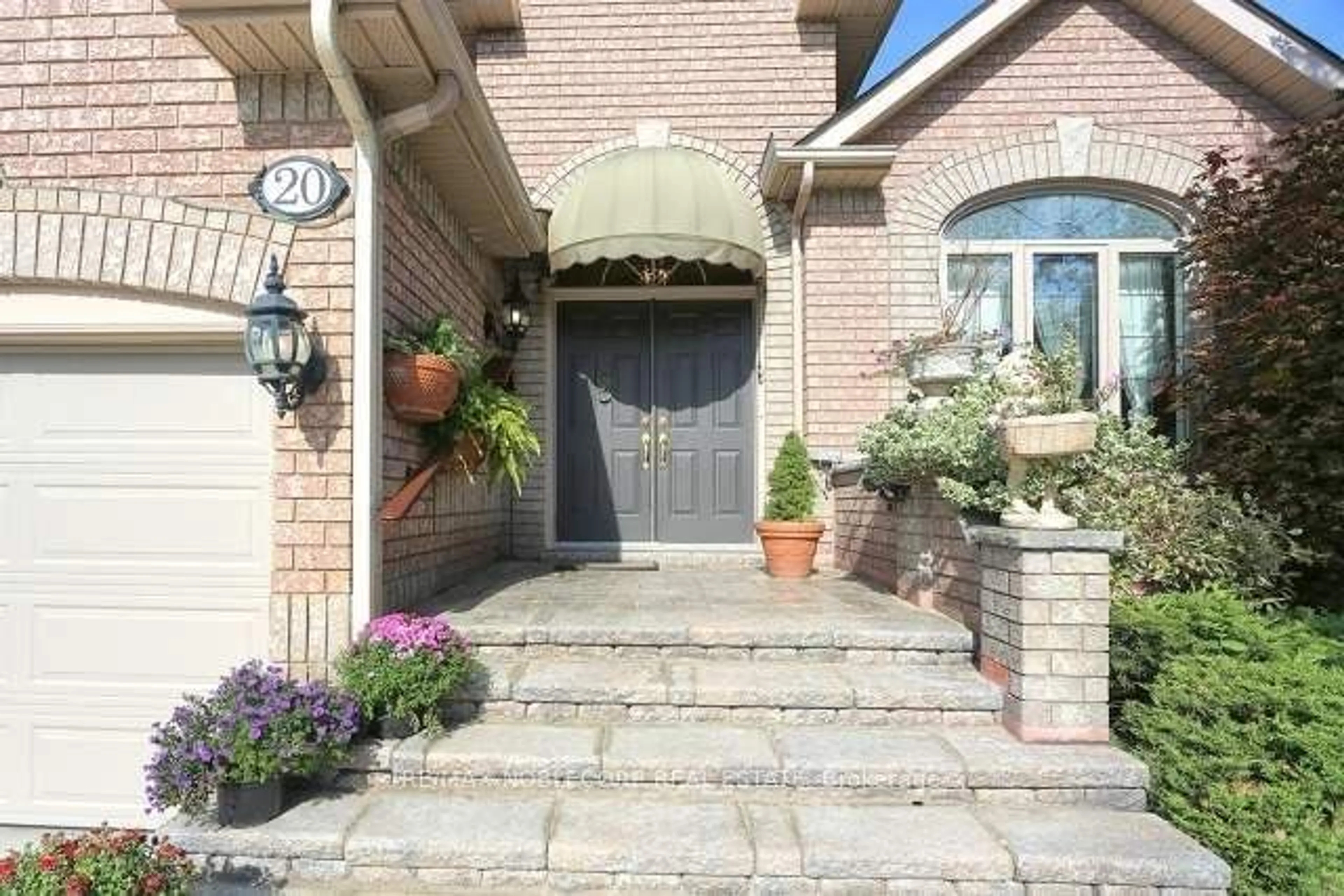 Indoor entryway for 20 Helmsdale Ave, Vaughan Ontario L6A 2G5