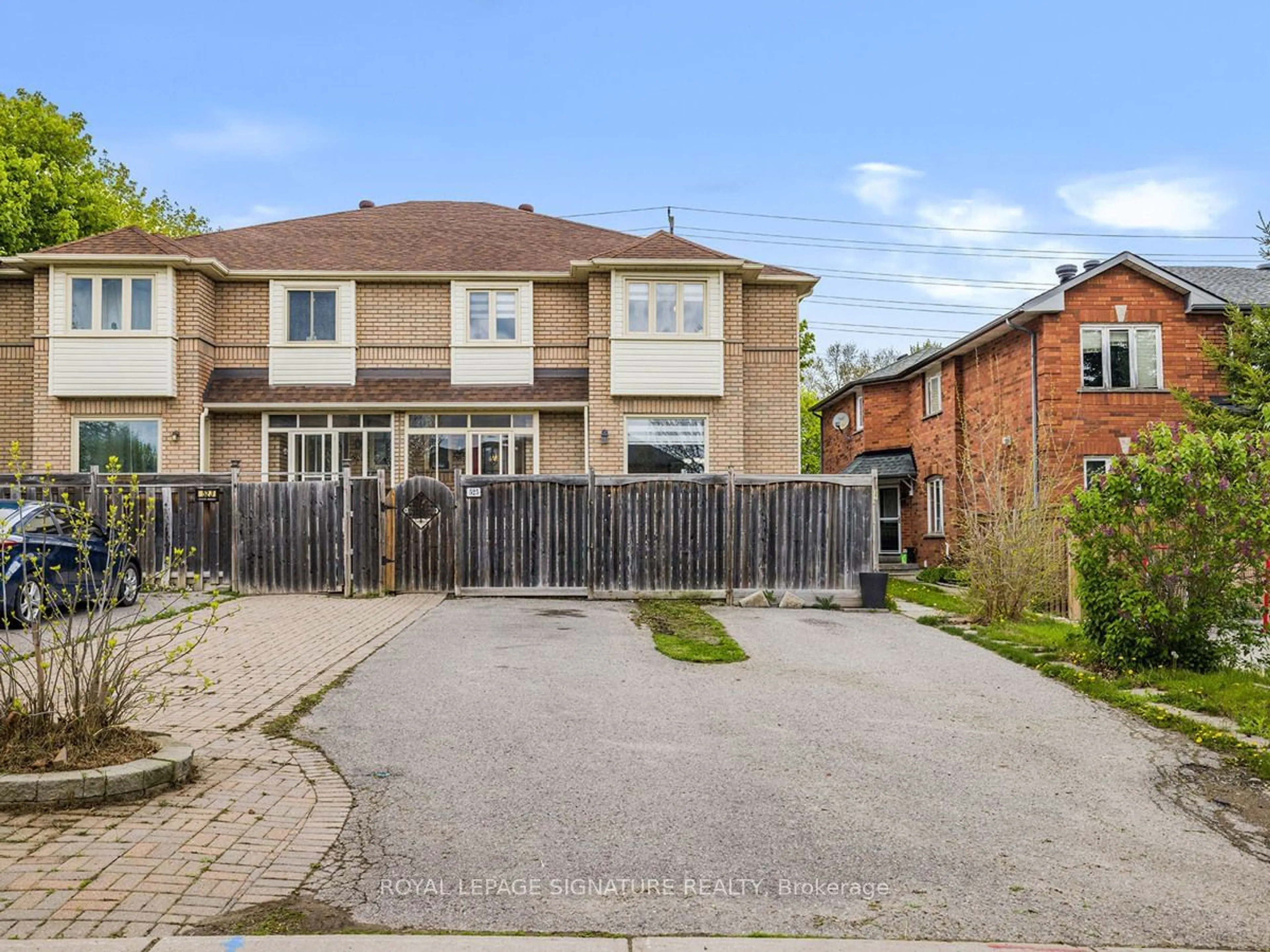 Frontside or backside of a home for 525 Walpole Cres, Newmarket Ontario L3X 2A5