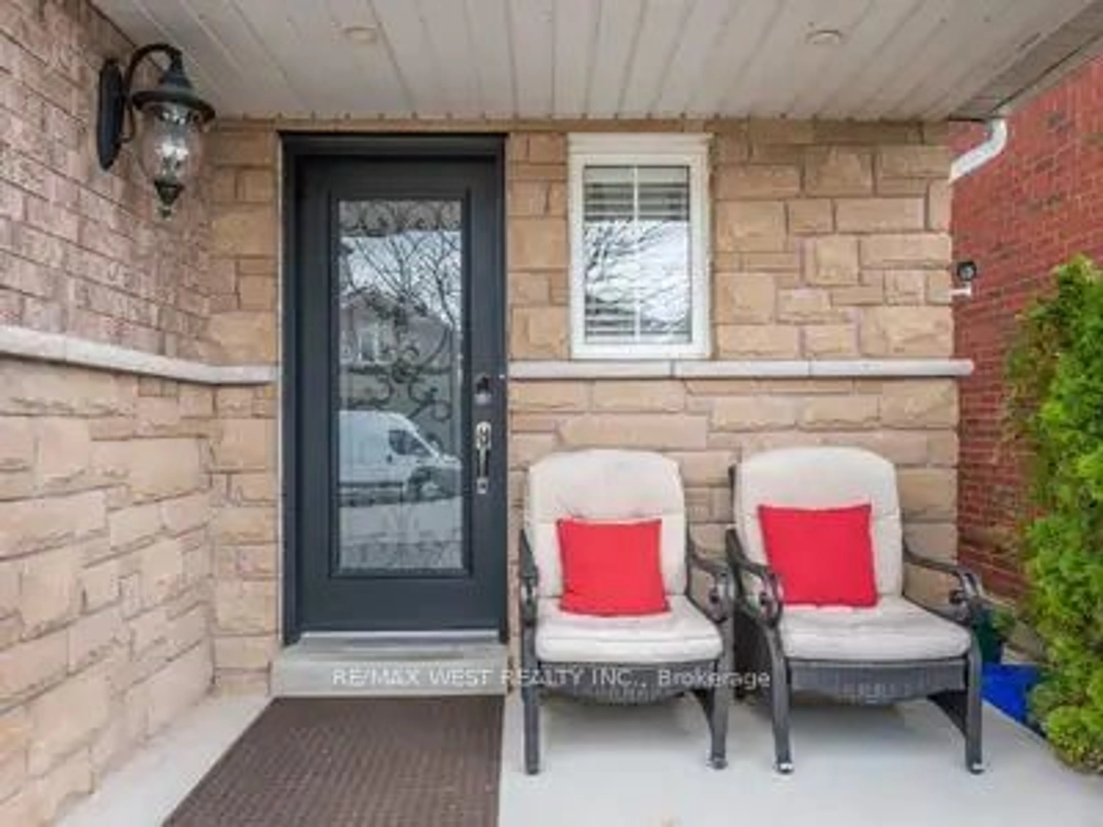 Indoor entryway for 92 Beaverbrook Cres, Vaughan Ontario L6A 3T3