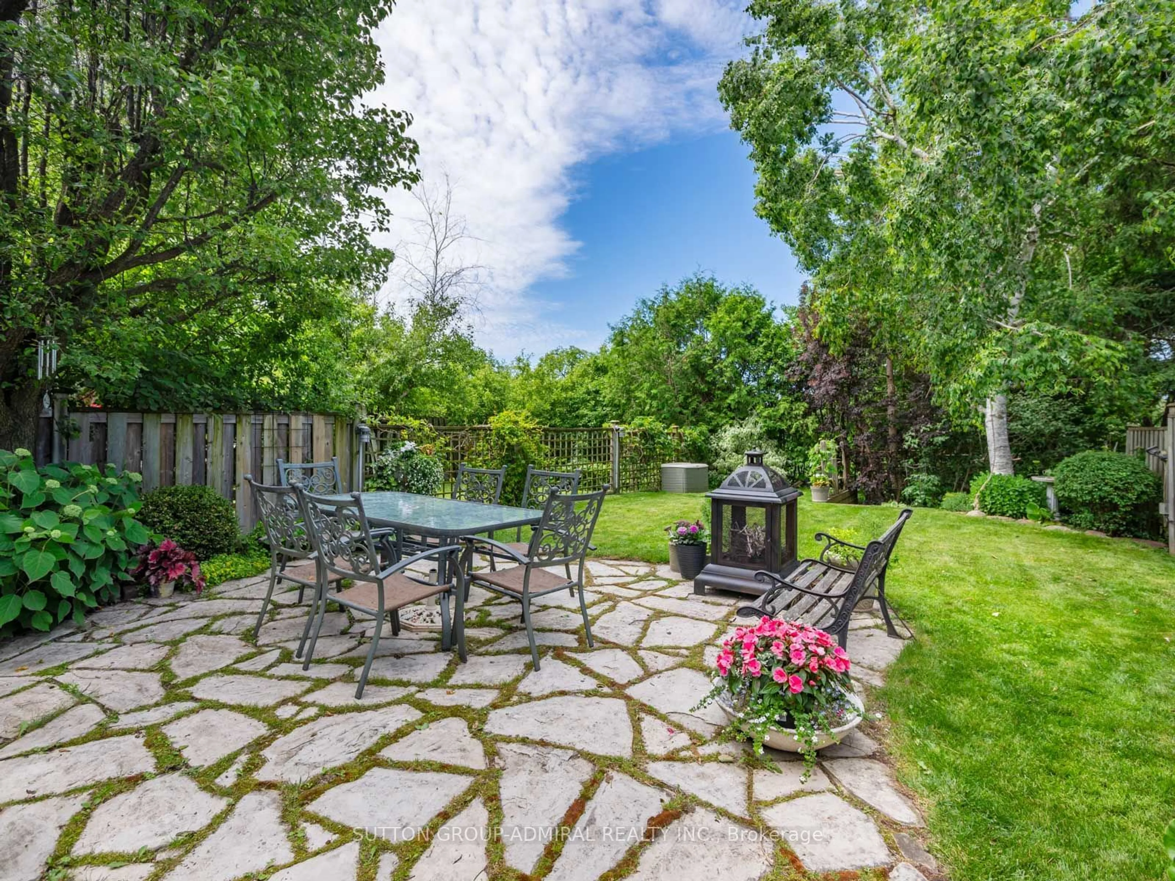 Patio for 172 Spruce St, Aurora Ontario L4G 3P3