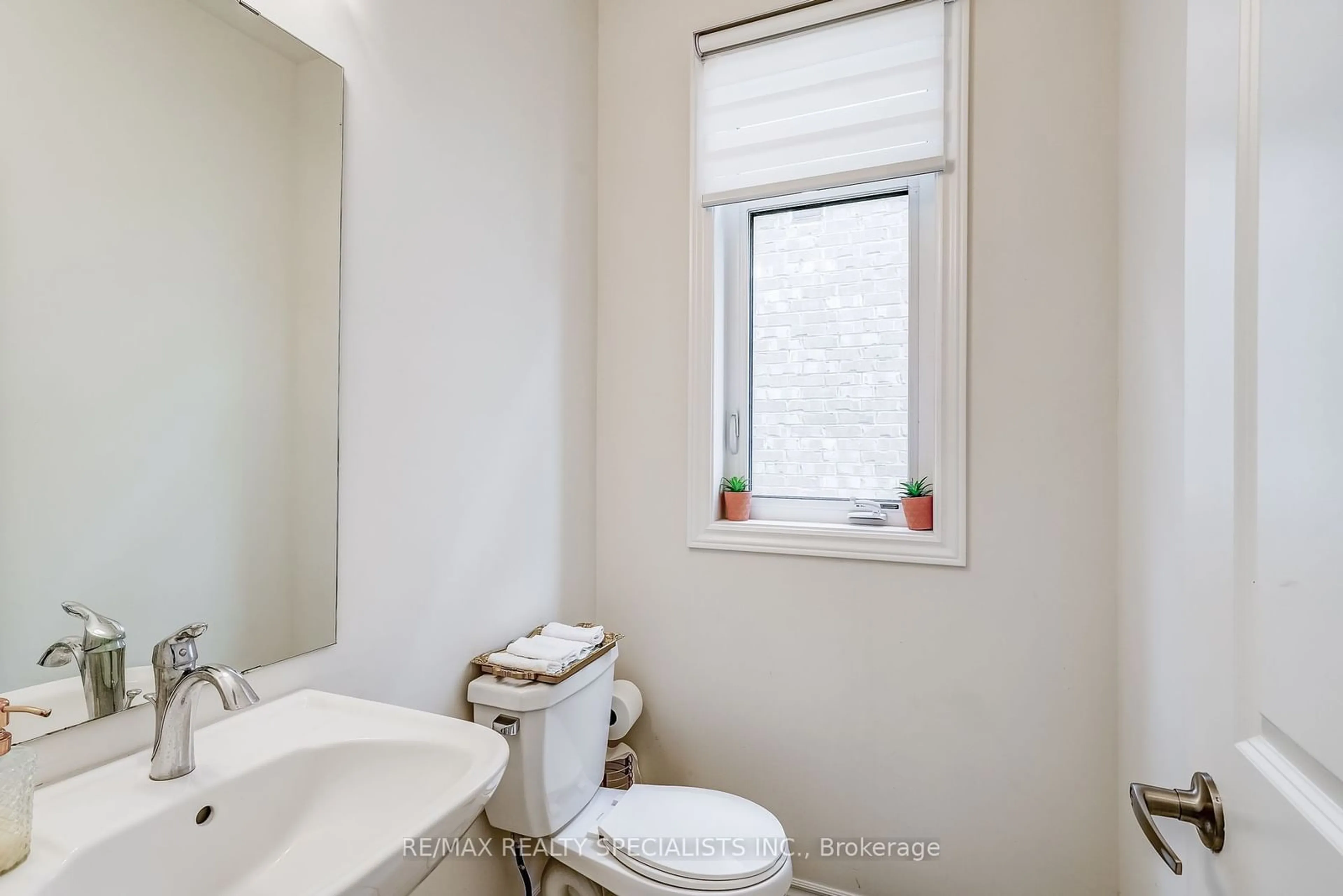 Standard bathroom for 90 FERRAGINE Cres, Bradford West Gwillimbury Ontario L3Z 4K2